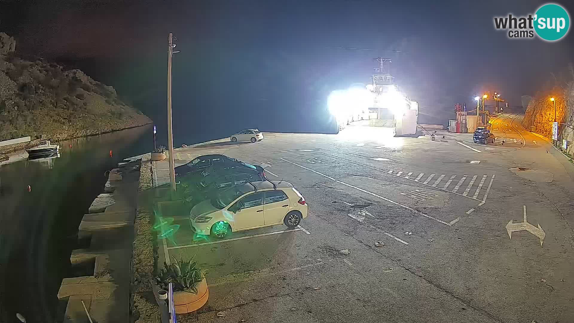 Spletna kamera trajektno pristanišče Prizna – proti otoku Pag