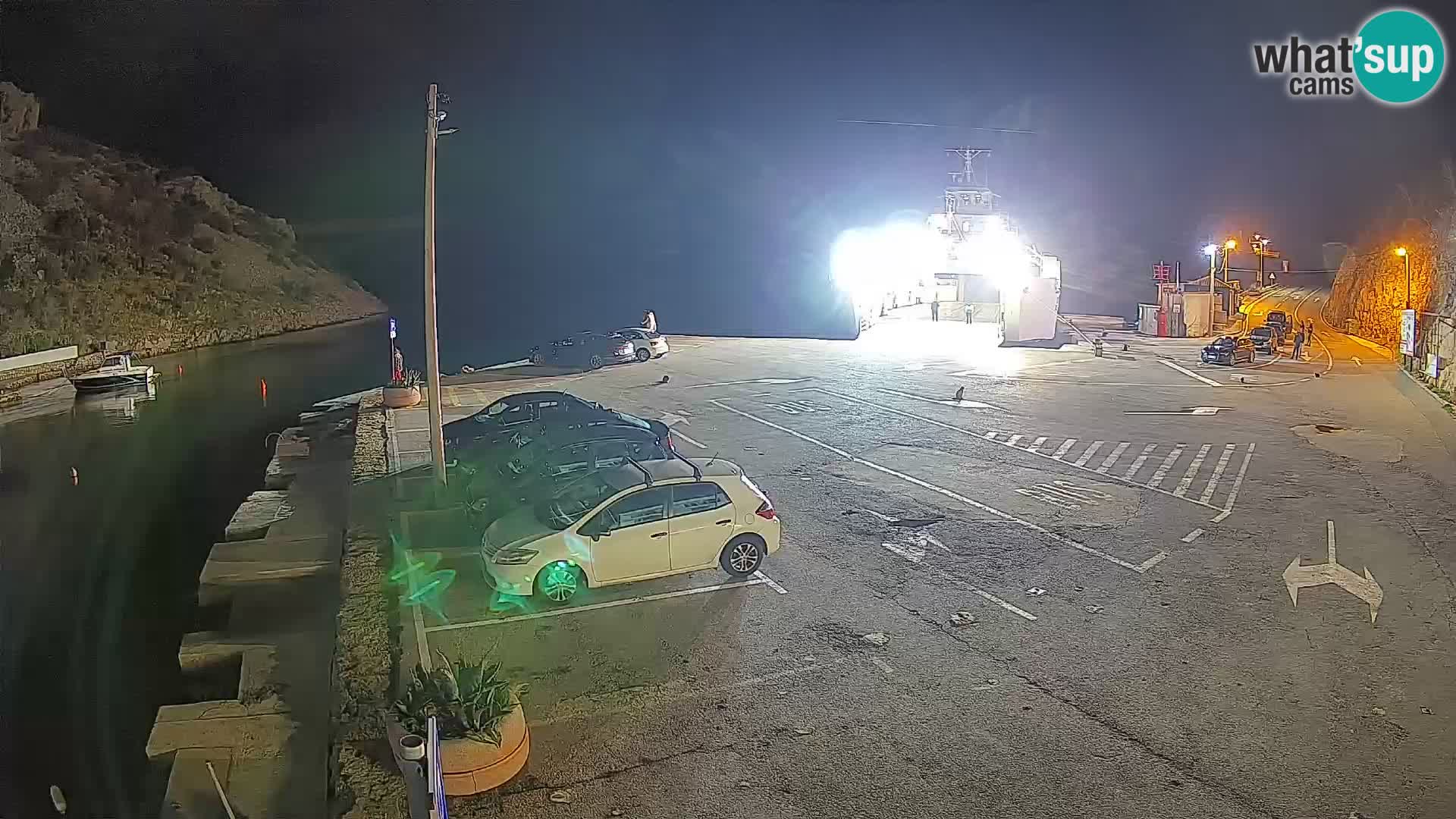 Spletna kamera trajektno pristanišče Prizna – proti otoku Pag