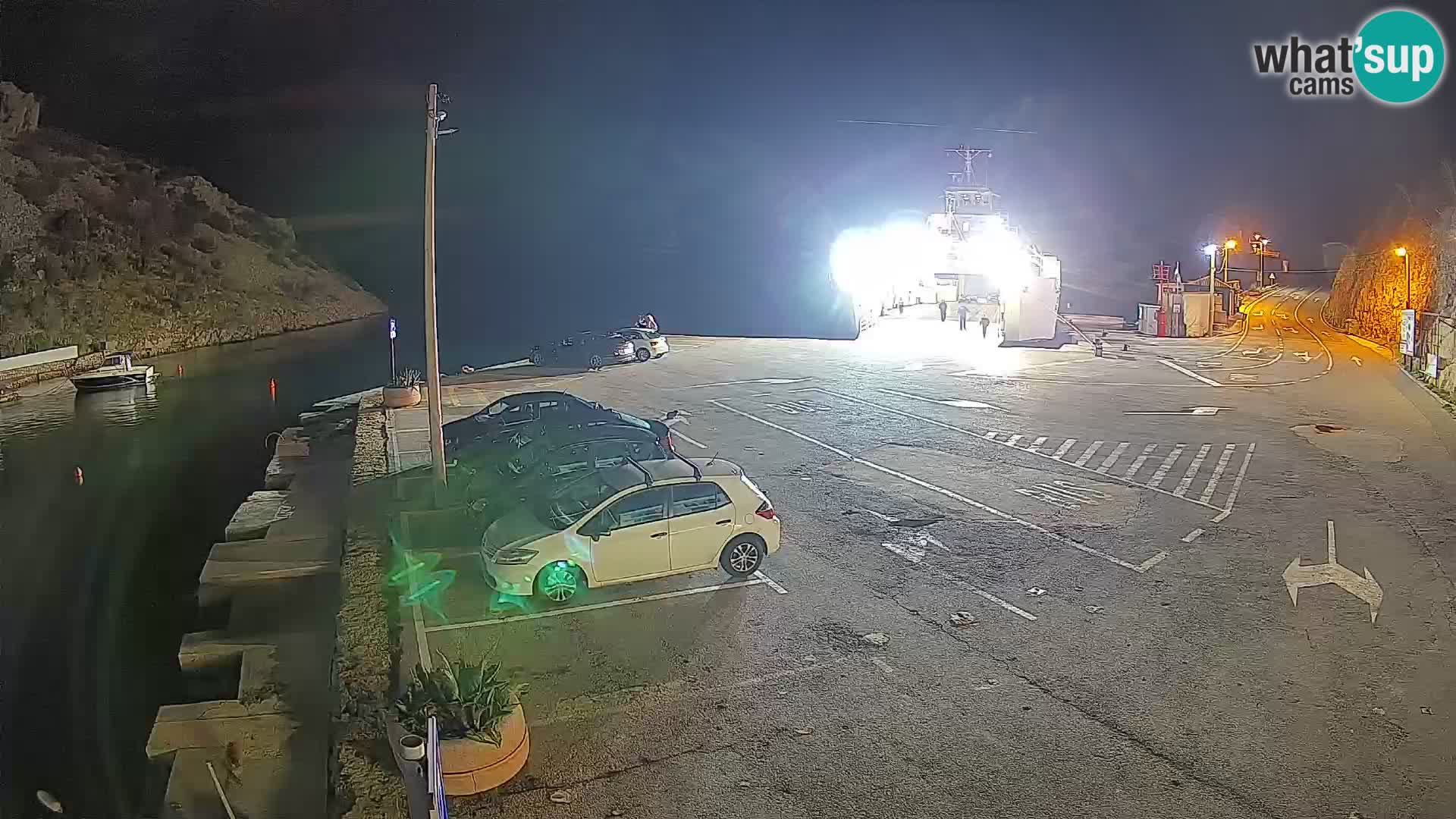 Spletna kamera trajektno pristanišče Prizna – proti otoku Pag