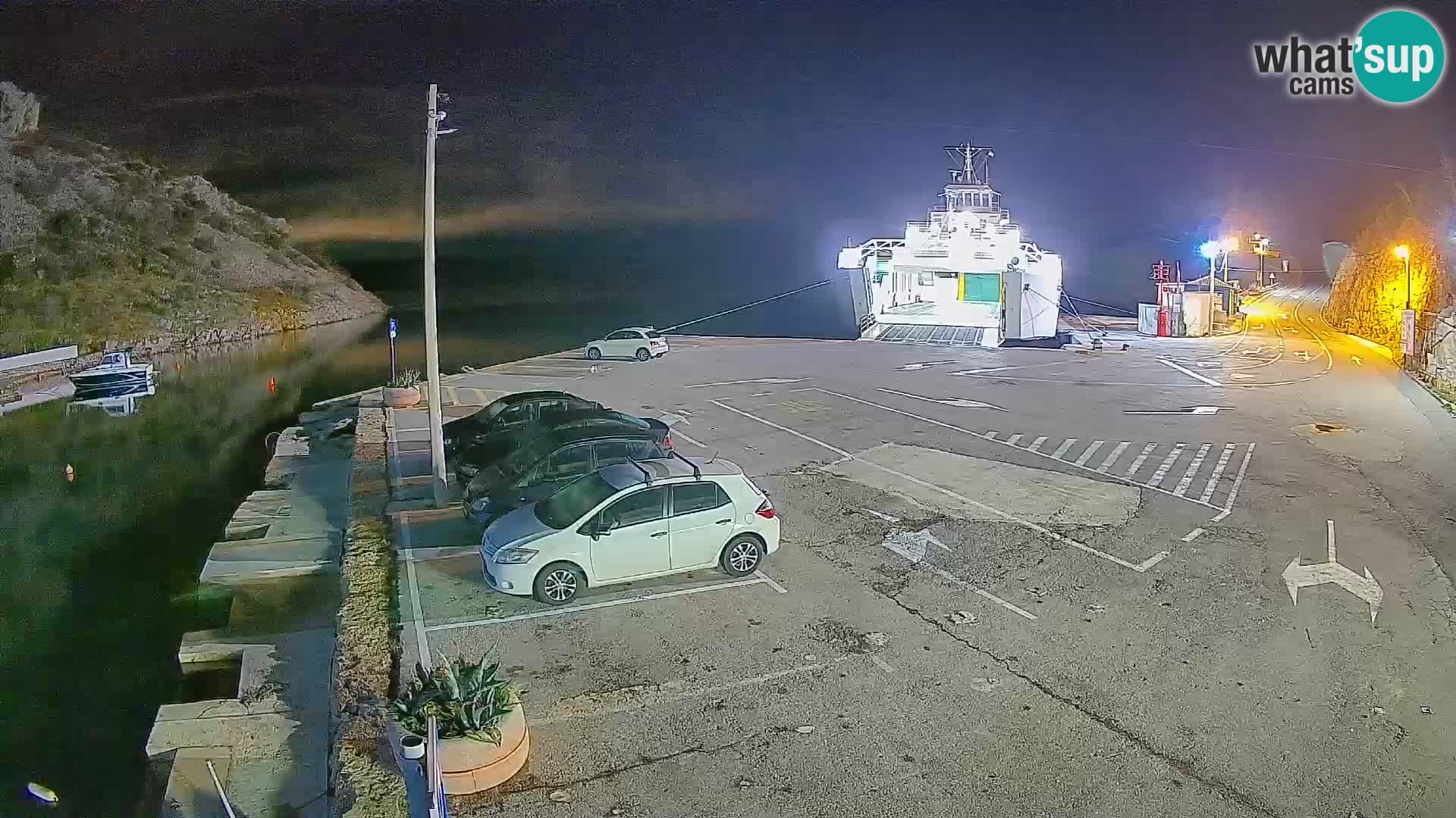 Spletna kamera trajektno pristanišče Prizna – proti otoku Pag