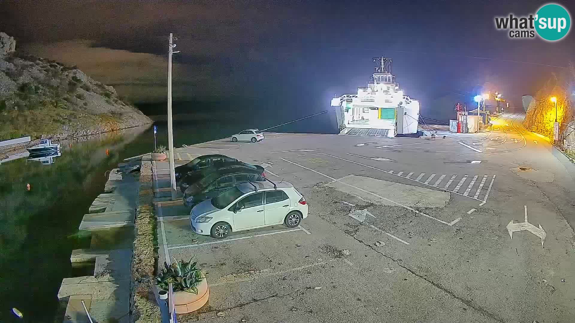 Spletna kamera trajektno pristanišče Prizna – proti otoku Pag