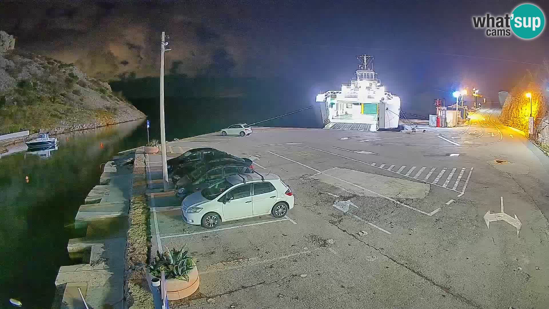 Spletna kamera trajektno pristanišče Prizna – proti otoku Pag