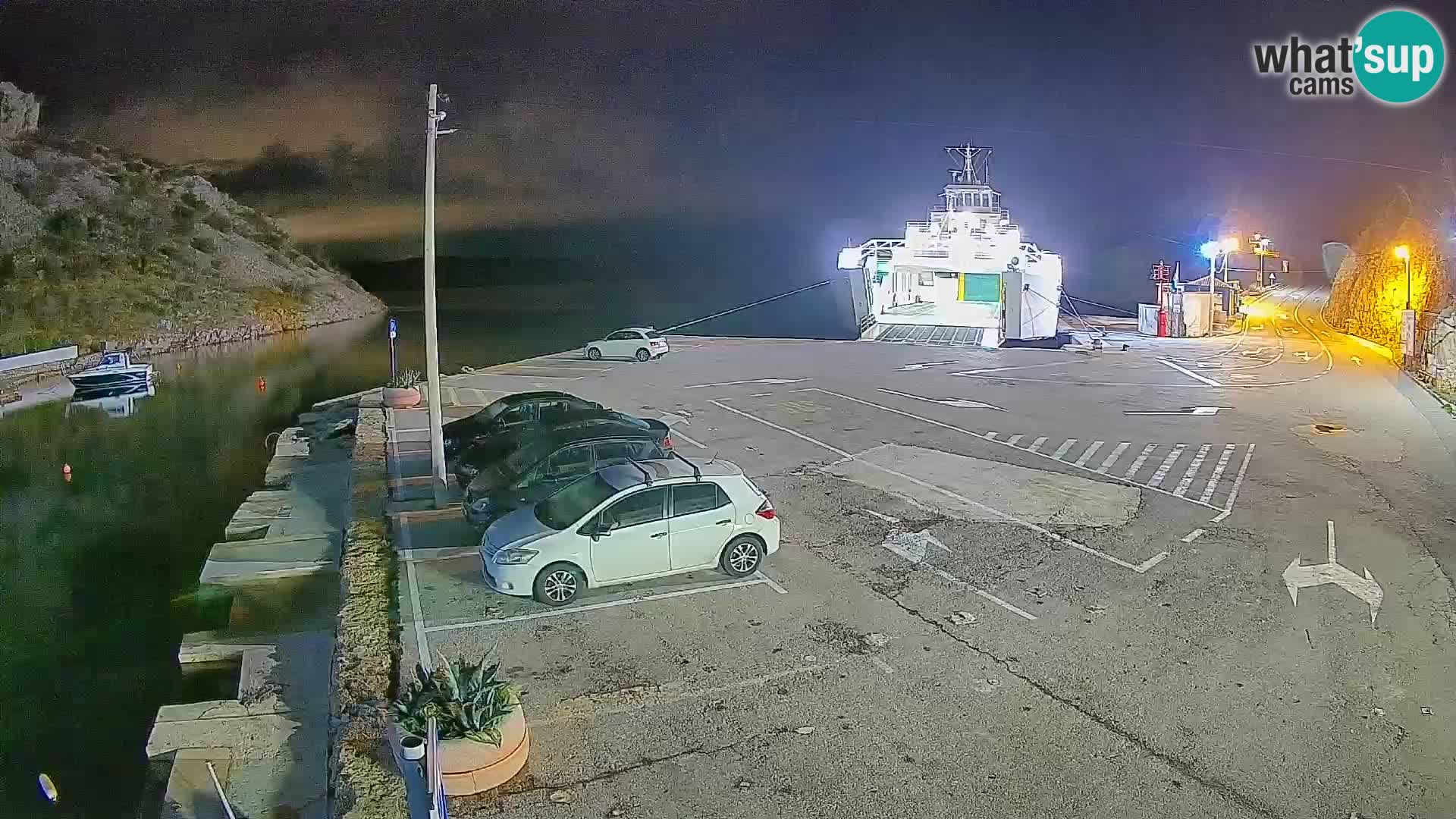 Spletna kamera trajektno pristanišče Prizna – proti otoku Pag