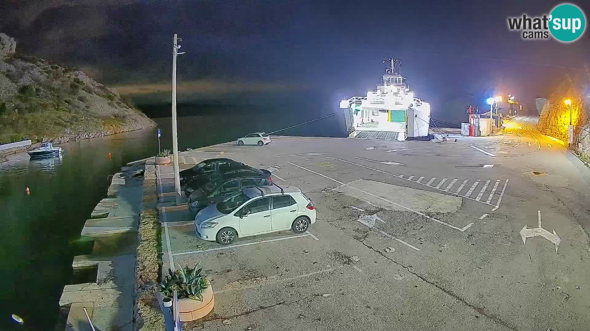 Spletna kamera trajektno pristanišče Prizna – proti otoku Pag