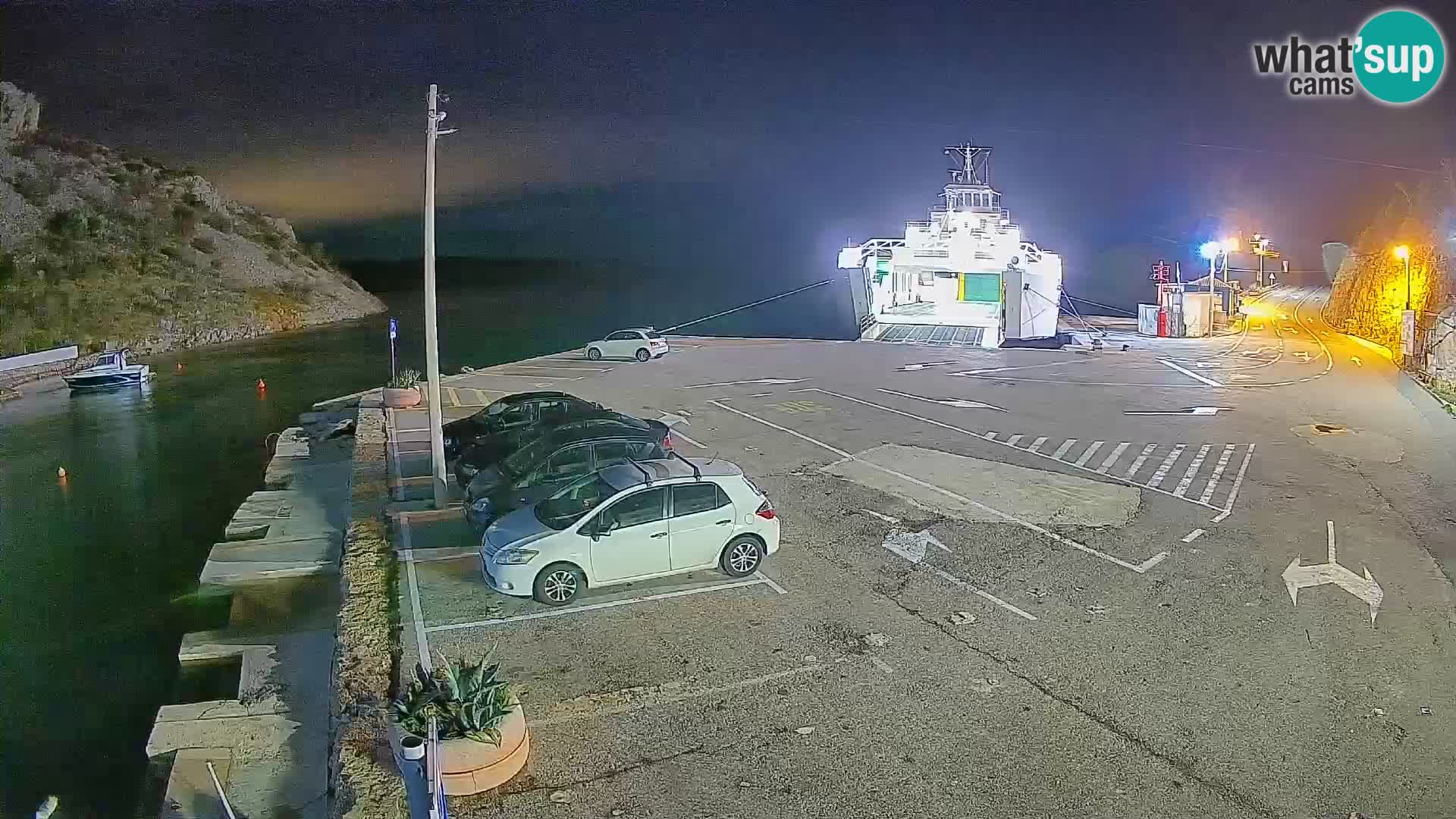 Spletna kamera trajektno pristanišče Prizna – proti otoku Pag