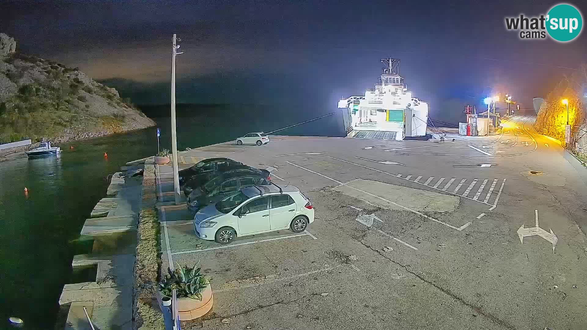 Spletna kamera trajektno pristanišče Prizna – proti otoku Pag