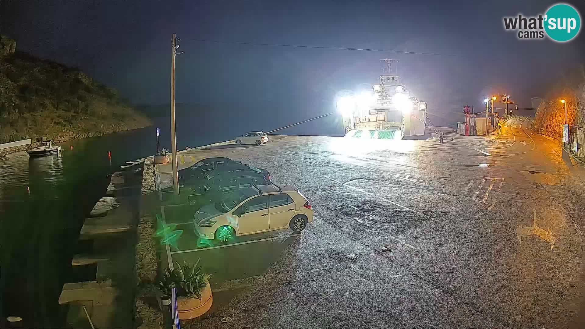 Spletna kamera trajektno pristanišče Prizna – proti otoku Pag