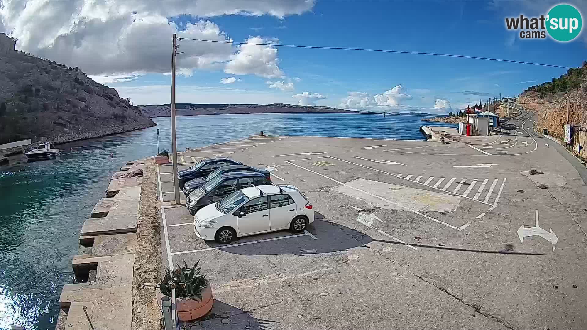 Spletna kamera trajektno pristanišče Prizna – proti otoku Pag