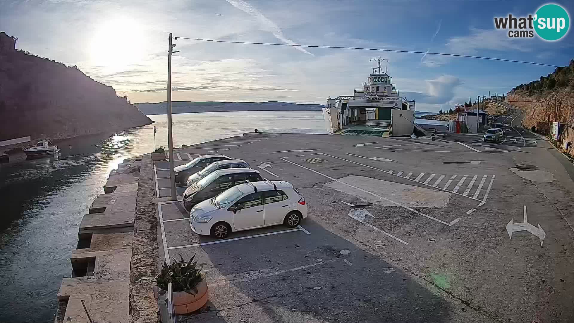 Spletna kamera trajektno pristanišče Prizna – proti otoku Pag