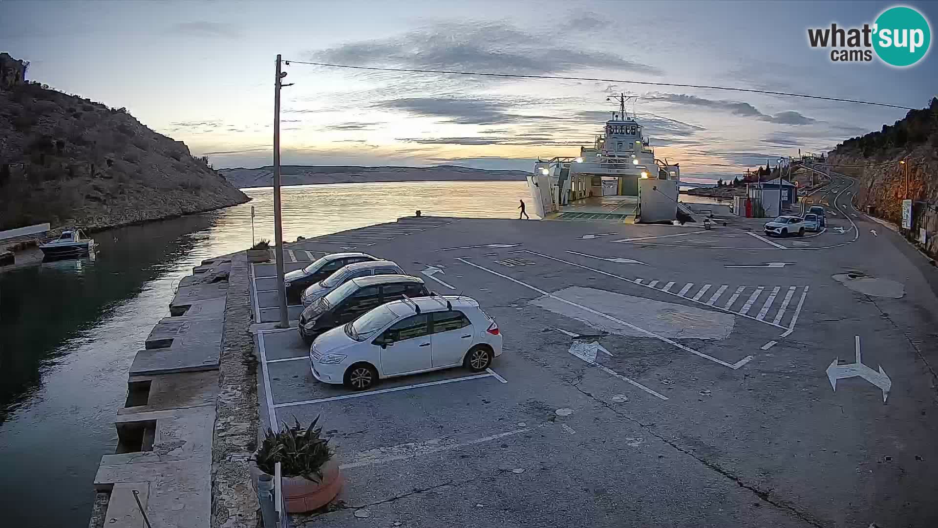 Spletna kamera trajektno pristanišče Prizna – proti otoku Pag