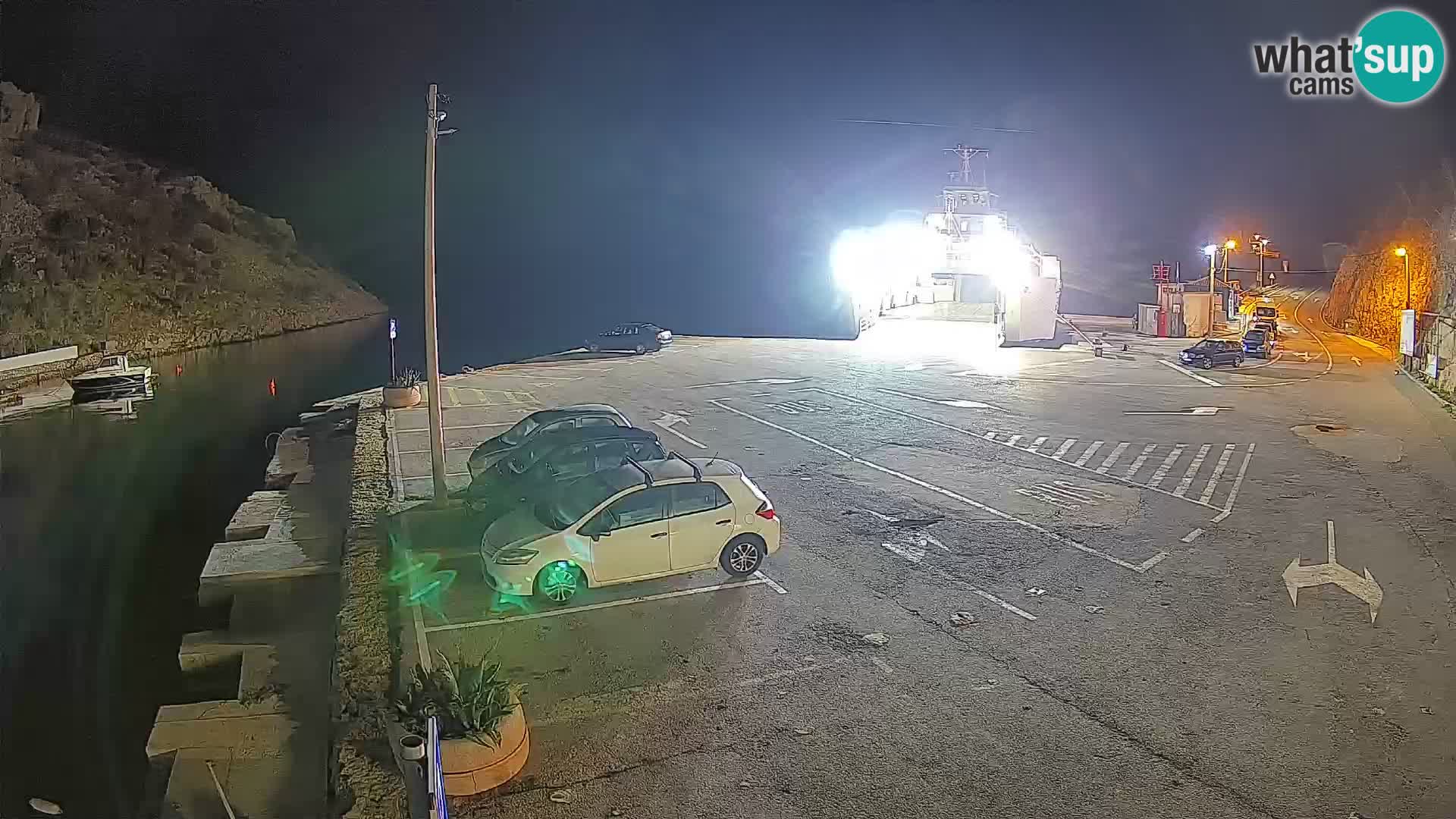 Spletna kamera trajektno pristanišče Prizna – proti otoku Pag