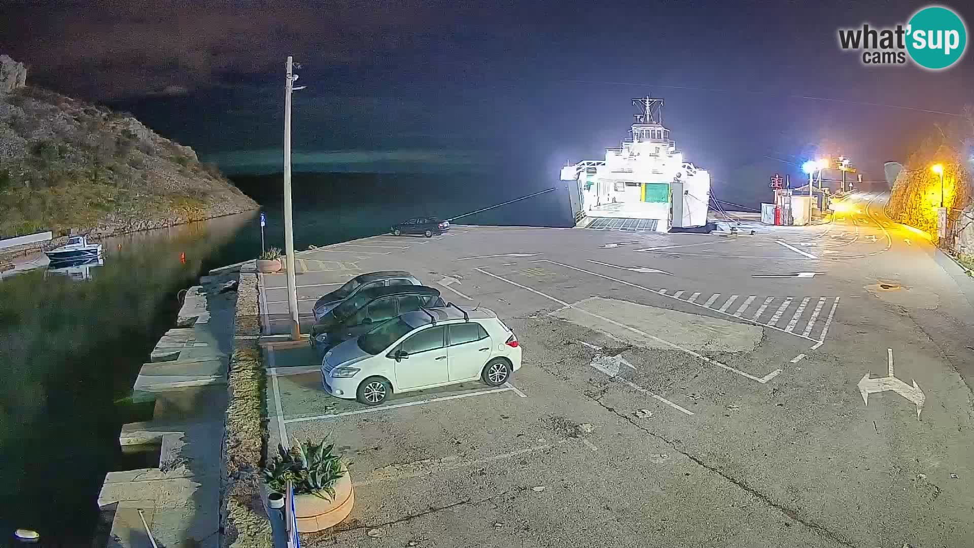 Spletna kamera trajektno pristanišče Prizna – proti otoku Pag