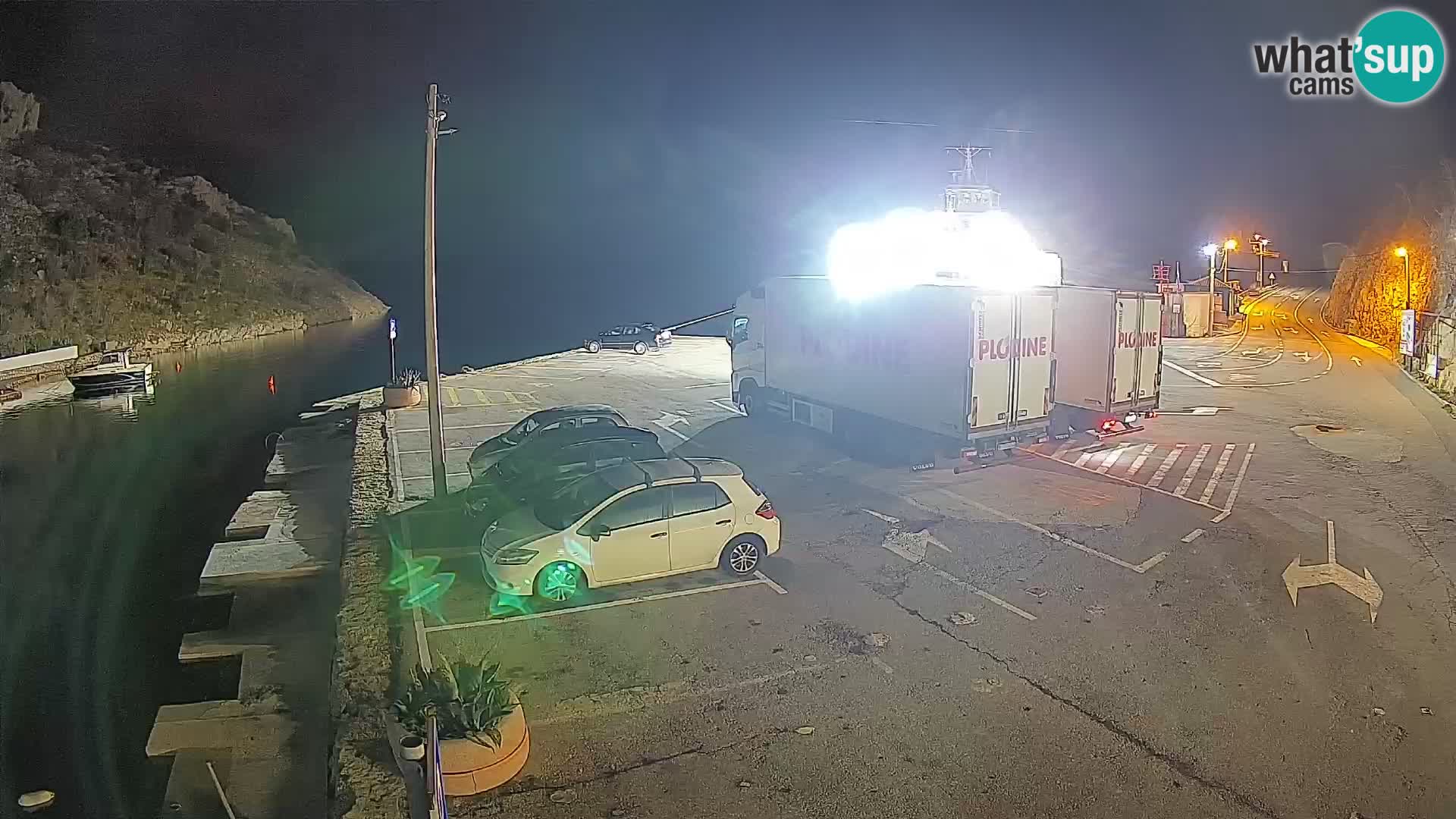 Spletna kamera trajektno pristanišče Prizna – proti otoku Pag