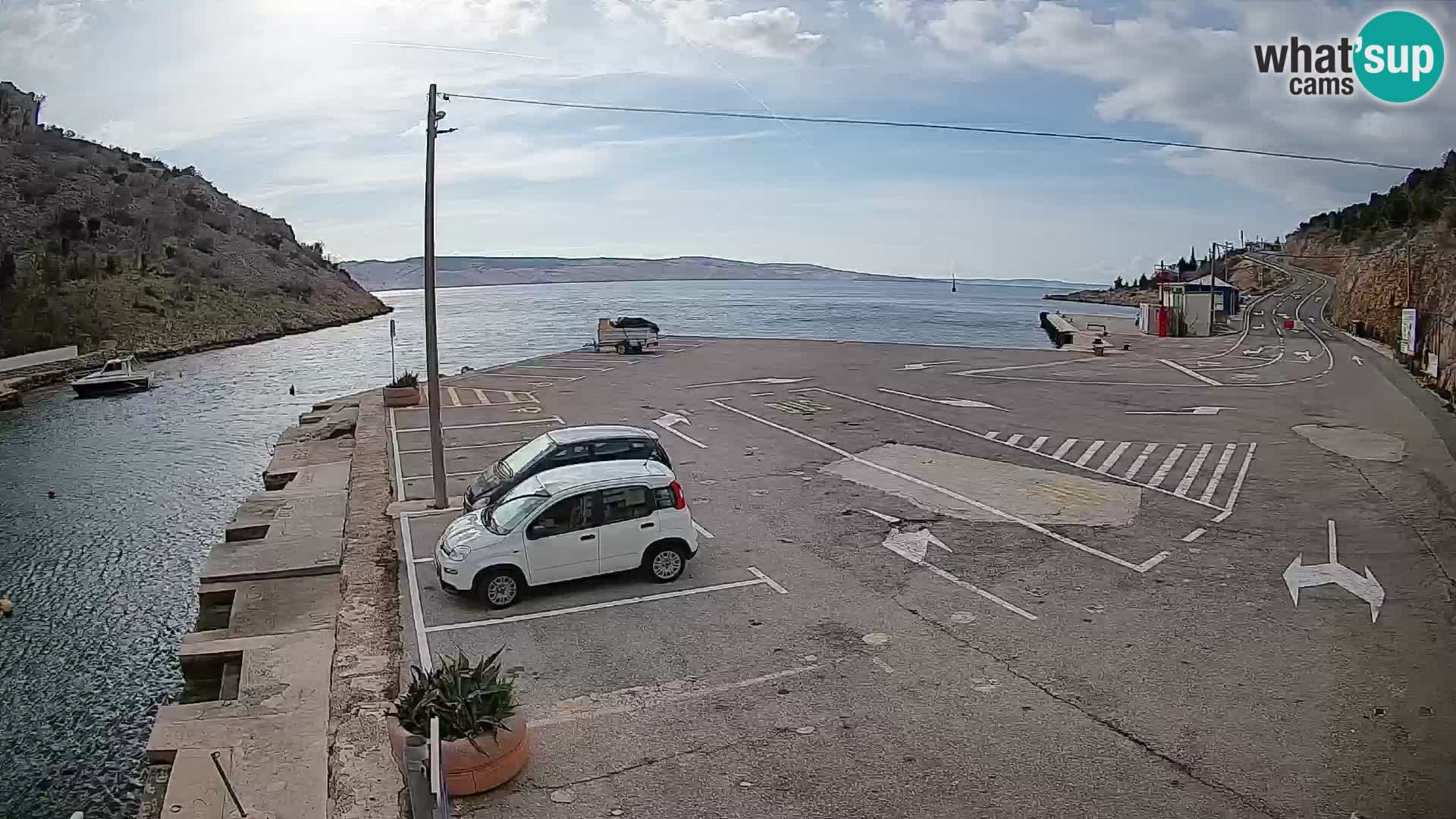 Spletna kamera trajektno pristanišče Prizna – proti otoku Pag