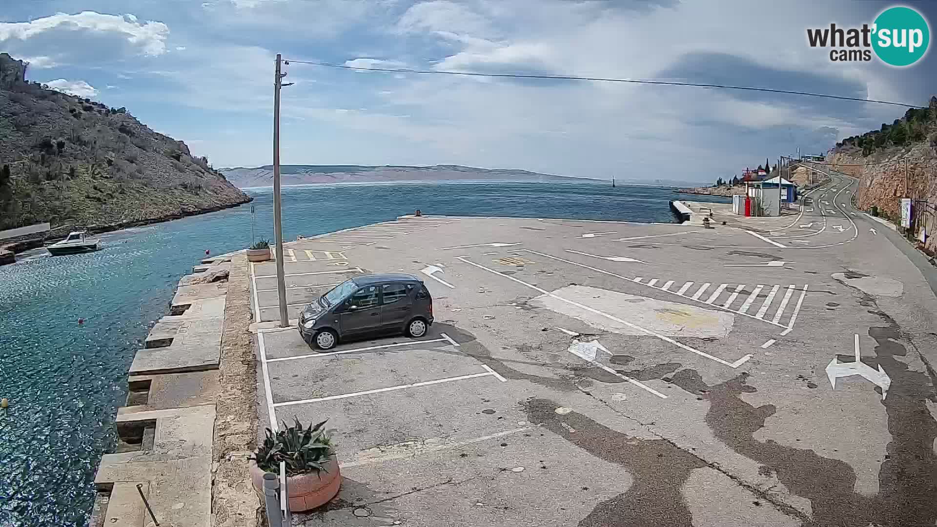 Spletna kamera trajektno pristanišče Prizna – proti otoku Pag