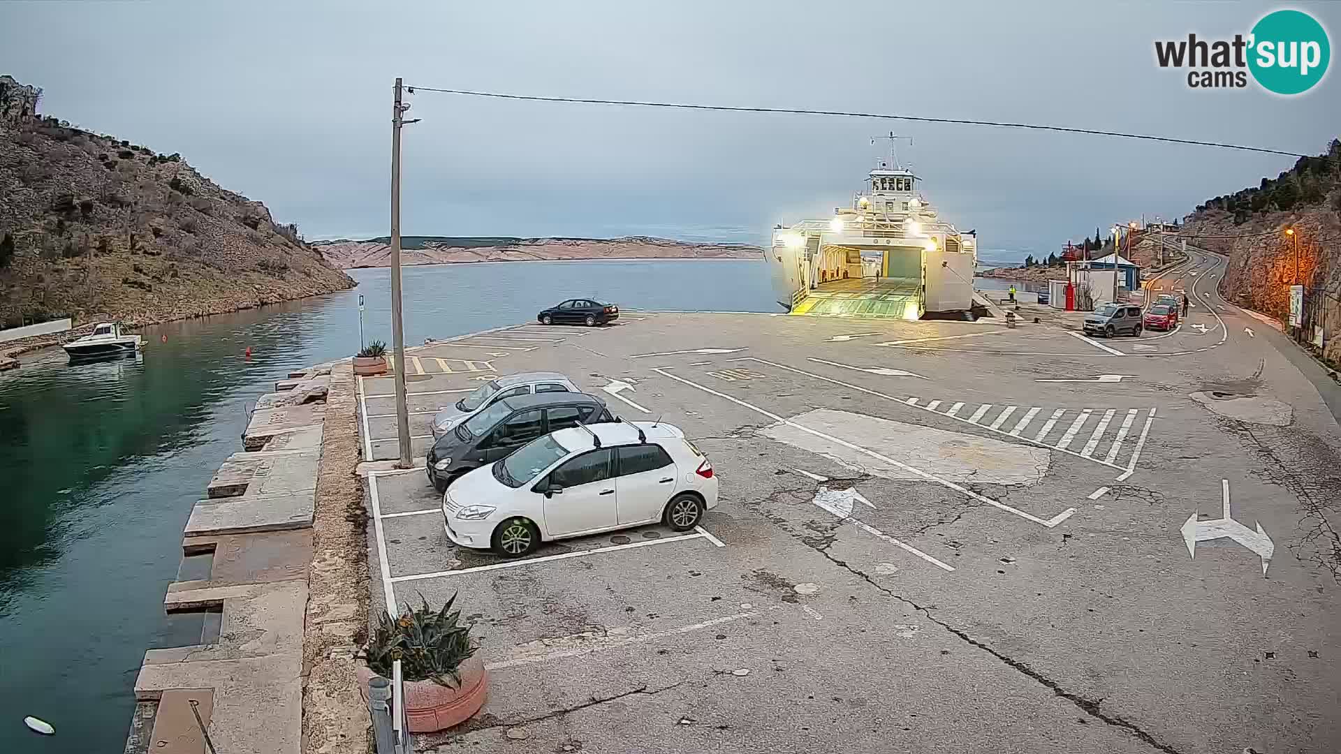 Web kamera trajektna luka Prizna – prema otoku Pag