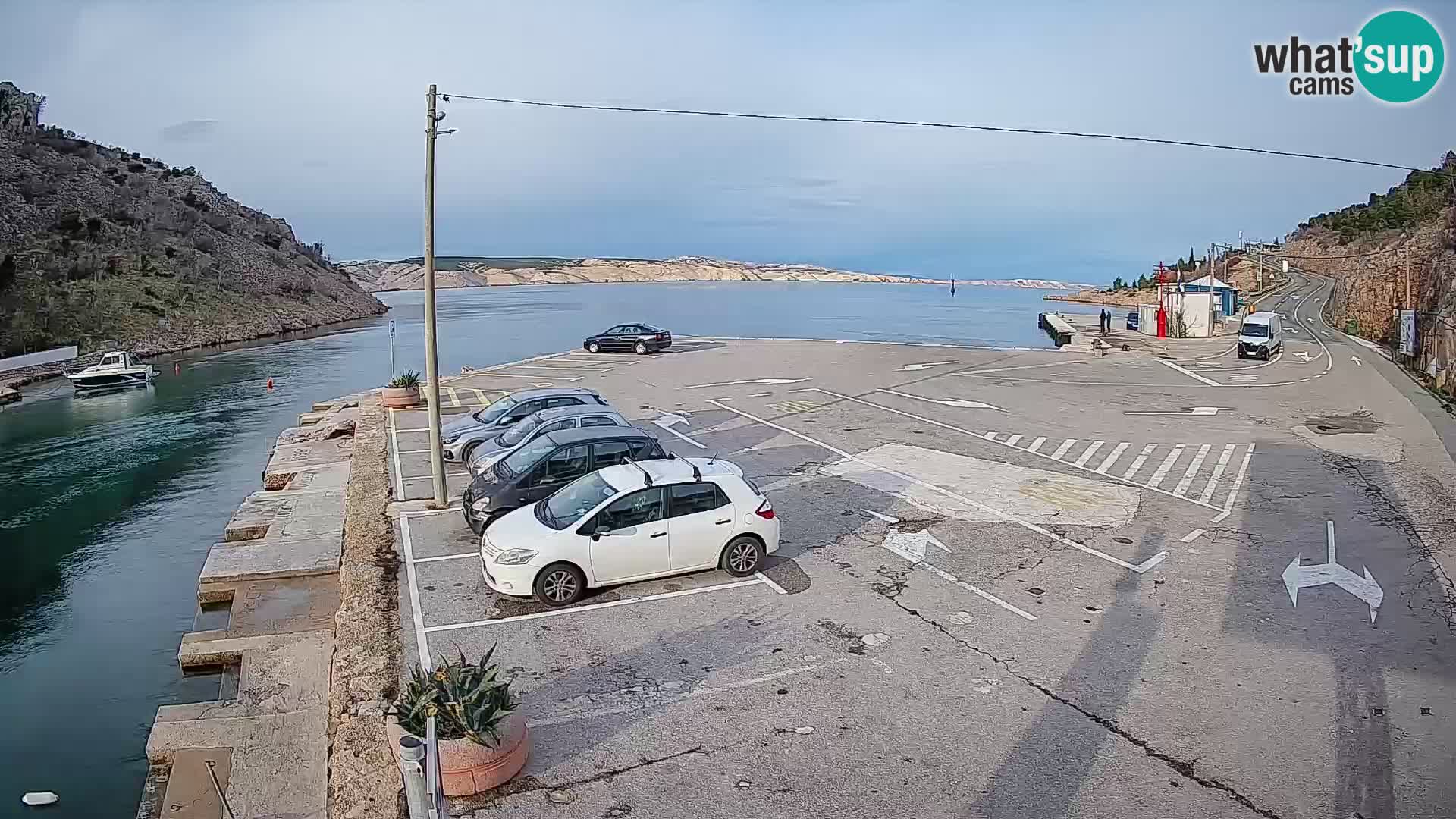 Webcam del puerto de ferris de Prizna – hacia la isla de Pag