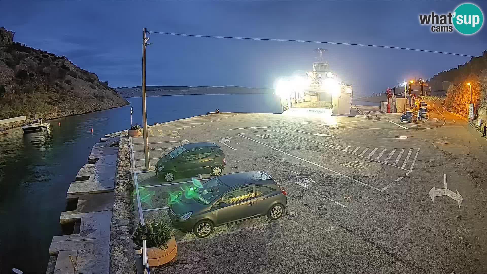 Spletna kamera trajektno pristanišče Prizna – proti otoku Pag