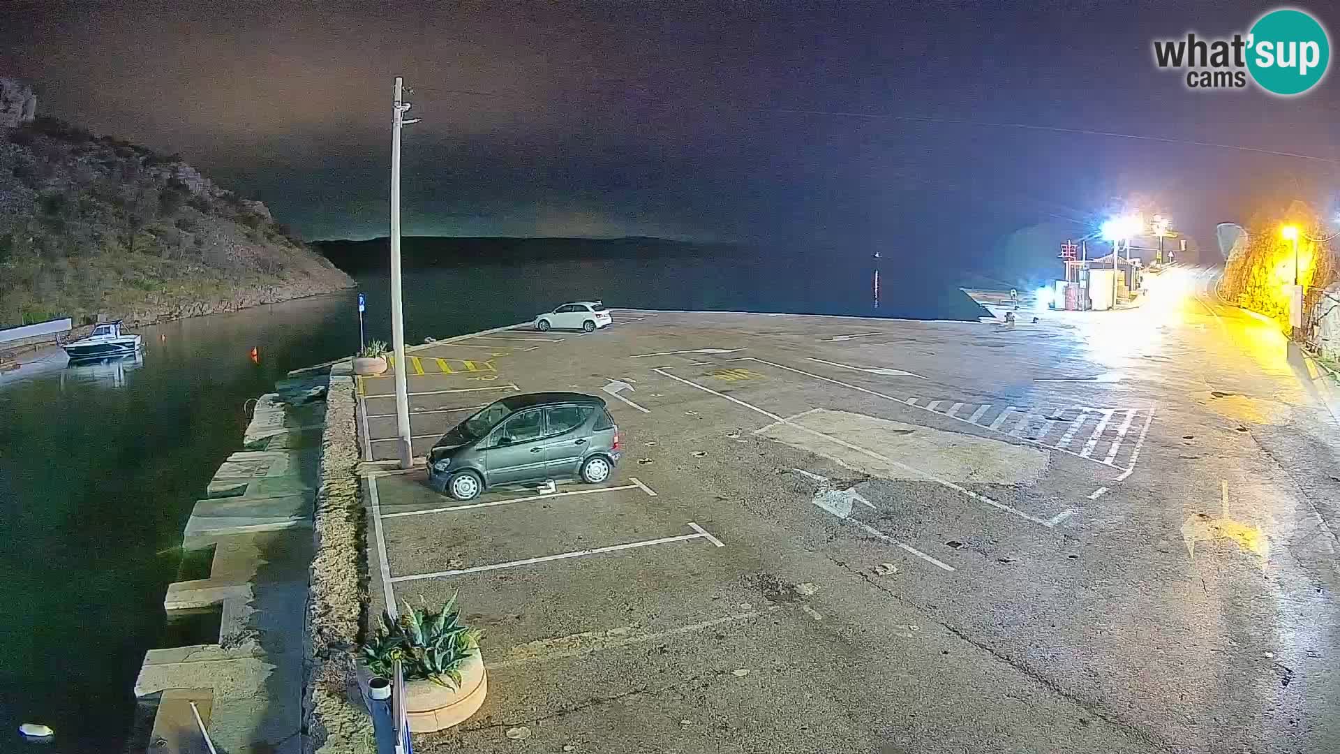 Spletna kamera trajektno pristanišče Prizna – proti otoku Pag