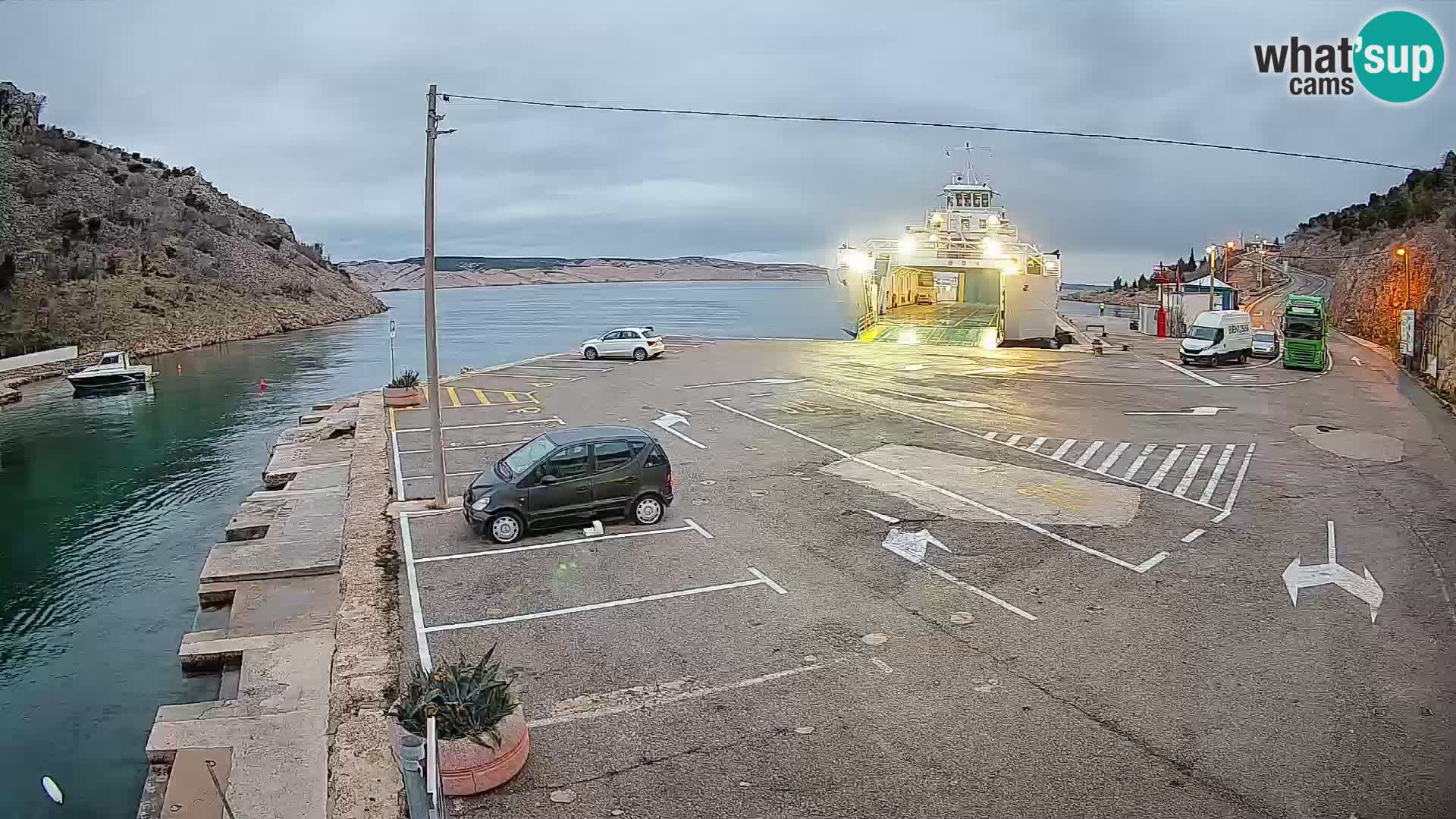 Webcam del puerto de ferris de Prizna – hacia la isla de Pag