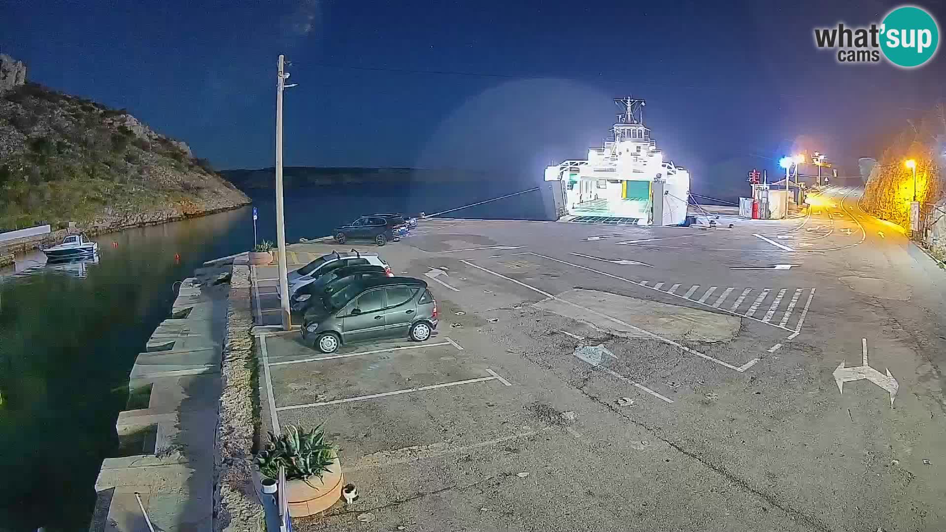 Spletna kamera trajektno pristanišče Prizna – proti otoku Pag