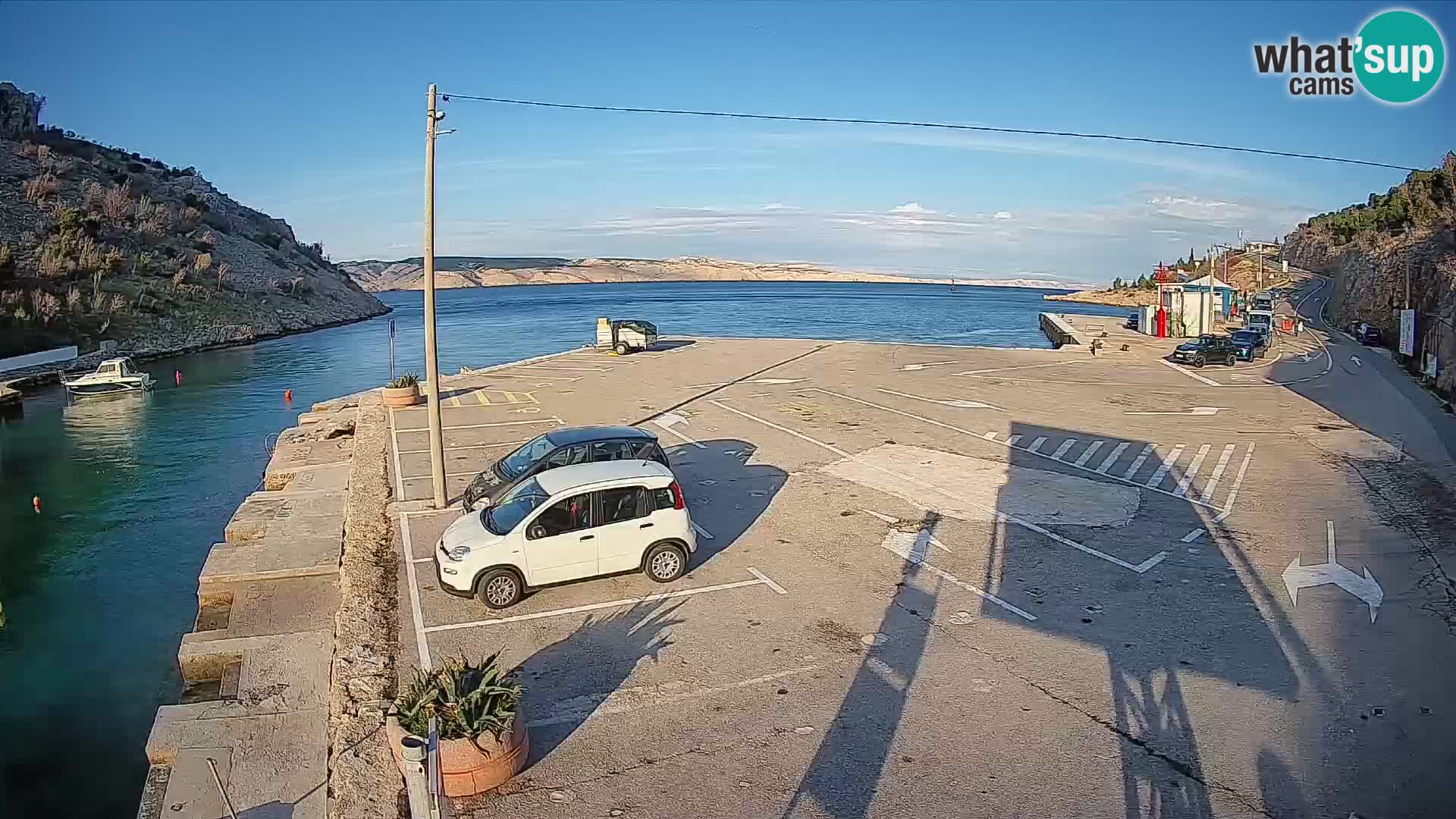 Spletna kamera trajektno pristanišče Prizna – proti otoku Pag