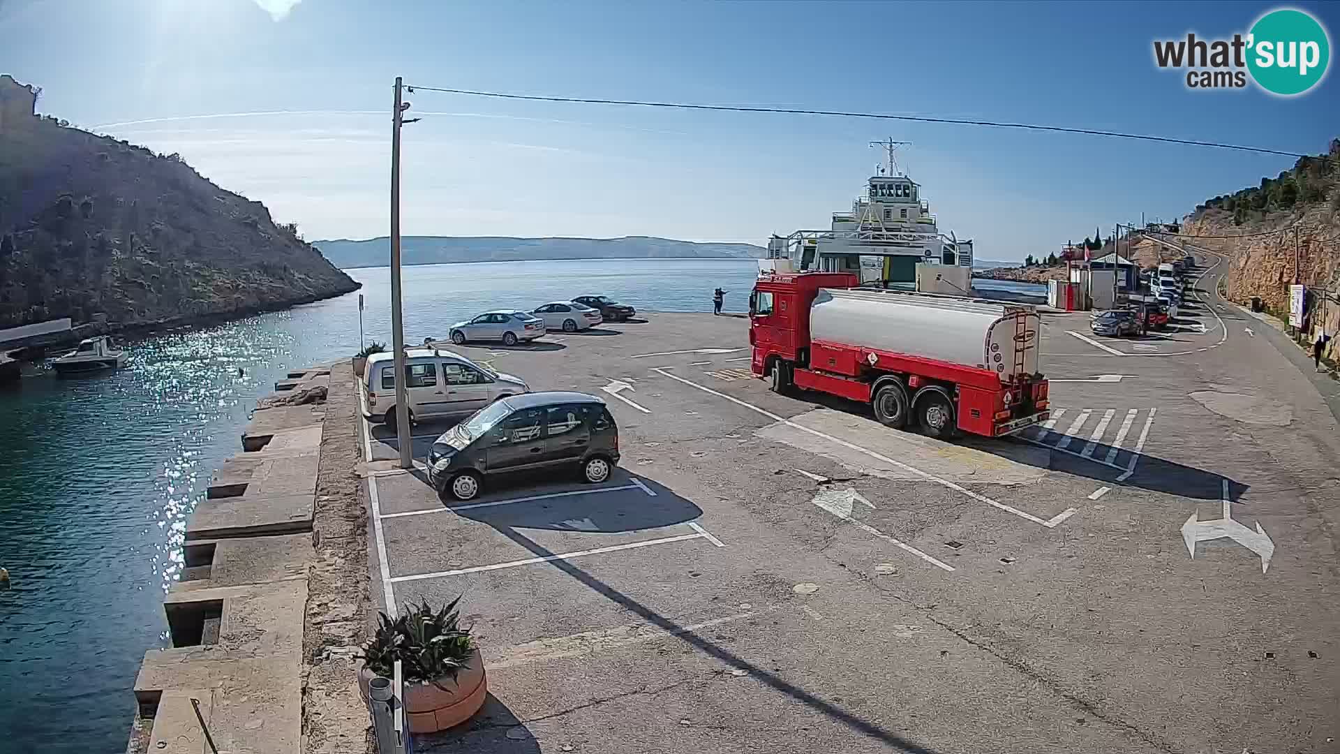 Spletna kamera trajektno pristanišče Prizna – proti otoku Pag