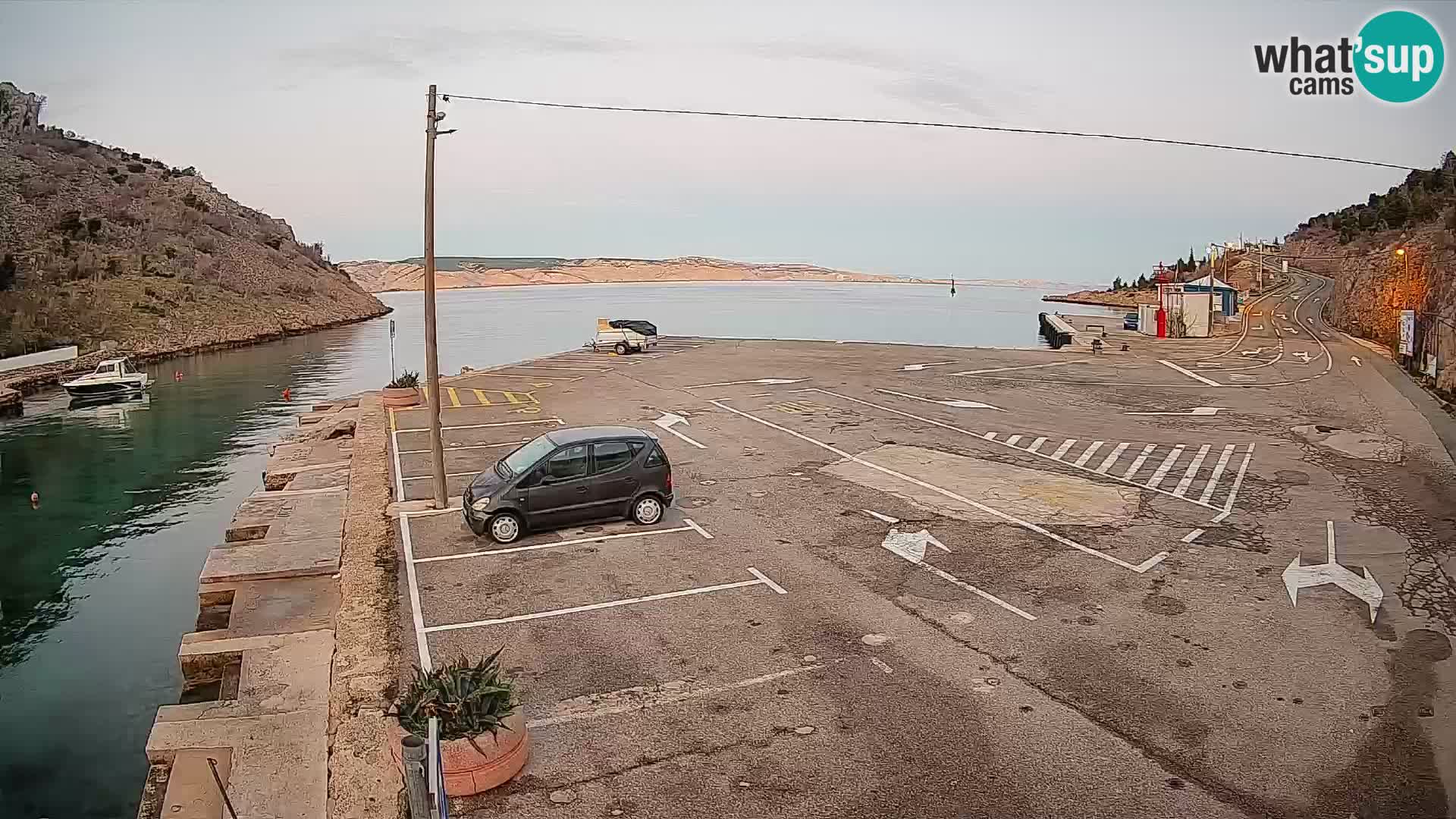 Webcam del puerto de ferris de Prizna – hacia la isla de Pag