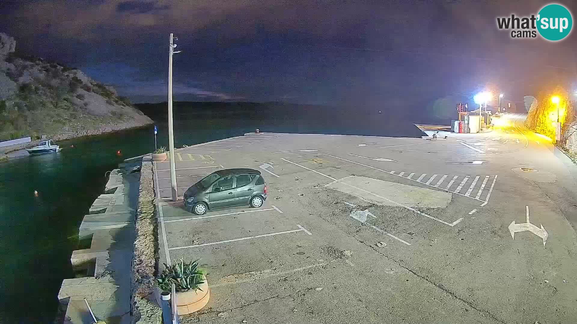 Spletna kamera trajektno pristanišče Prizna – proti otoku Pag