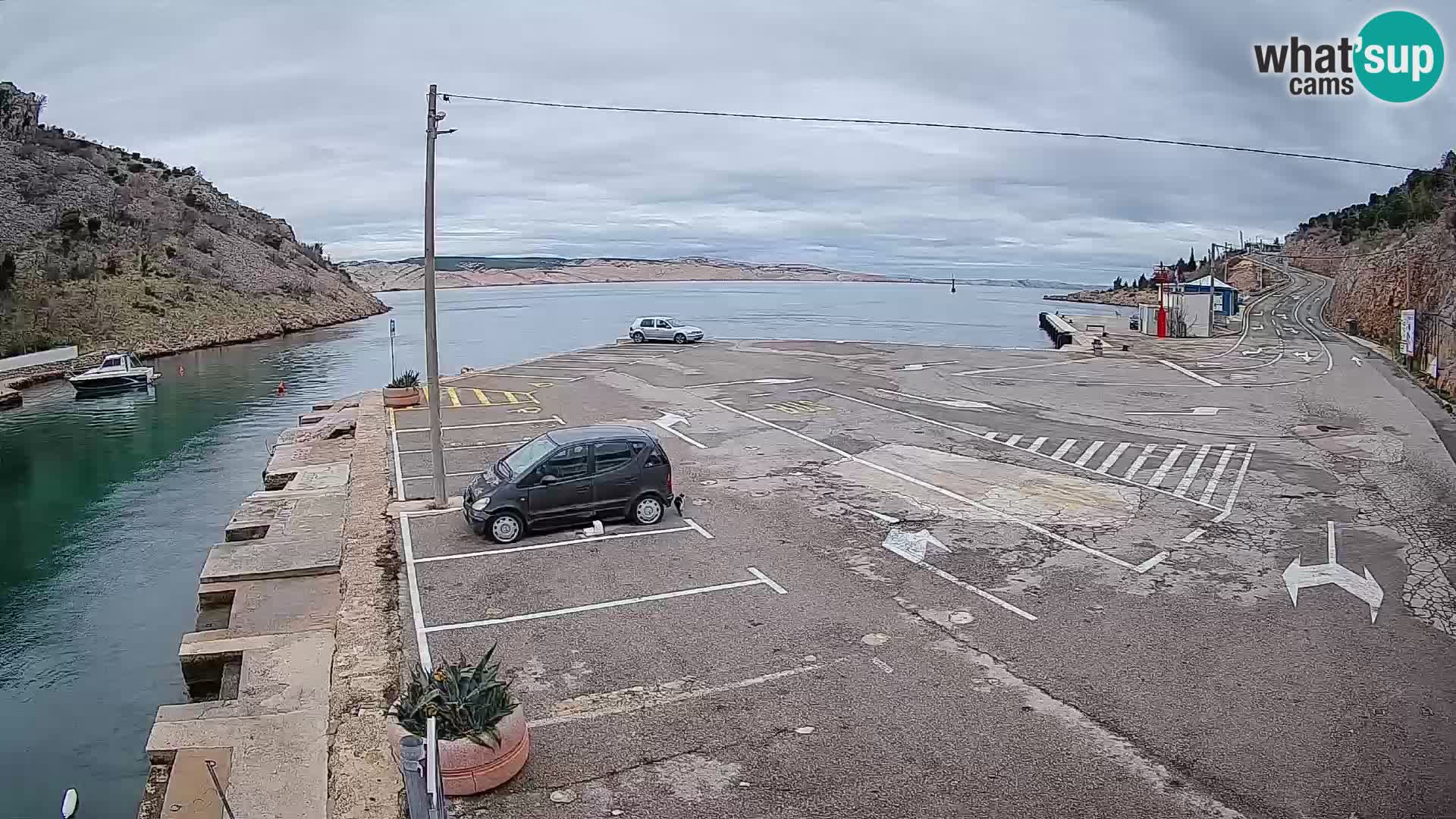 Spletna kamera trajektno pristanišče Prizna – proti otoku Pag