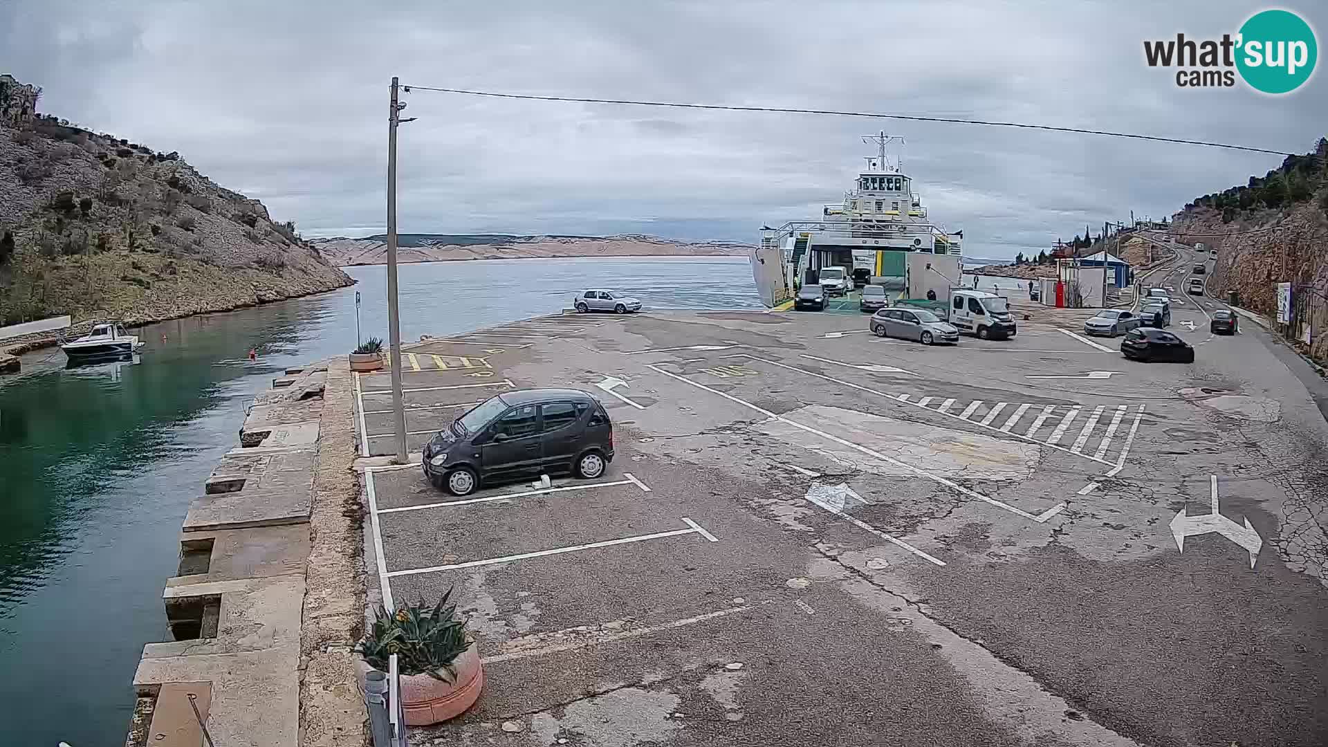 Spletna kamera trajektno pristanišče Prizna – proti otoku Pag