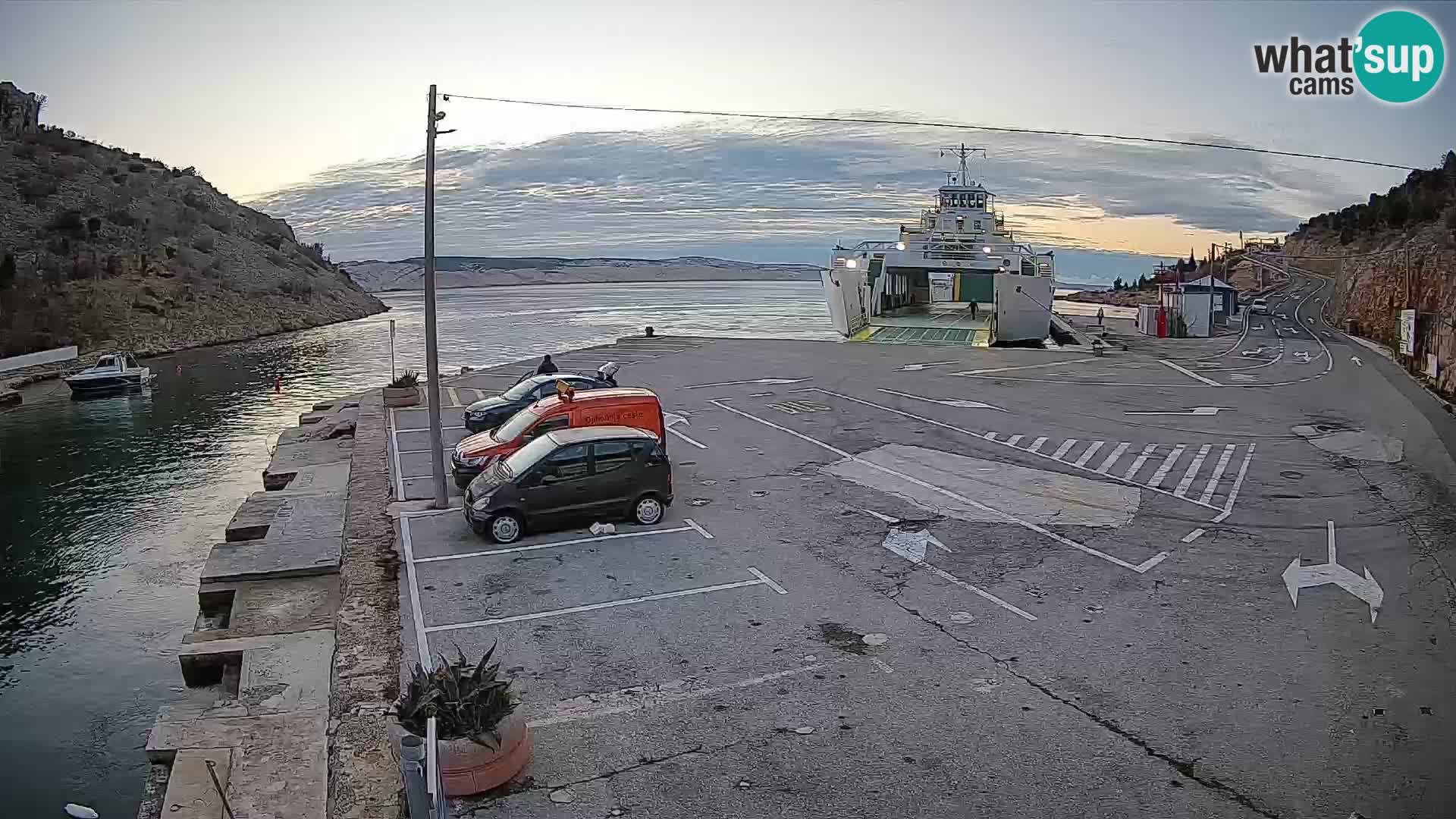 Spletna kamera trajektno pristanišče Prizna – proti otoku Pag