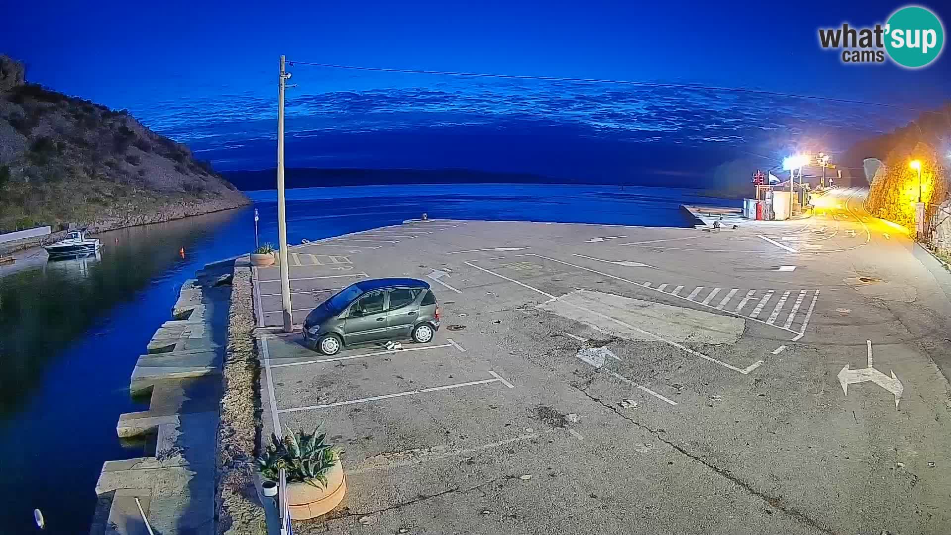 Spletna kamera trajektno pristanišče Prizna – proti otoku Pag