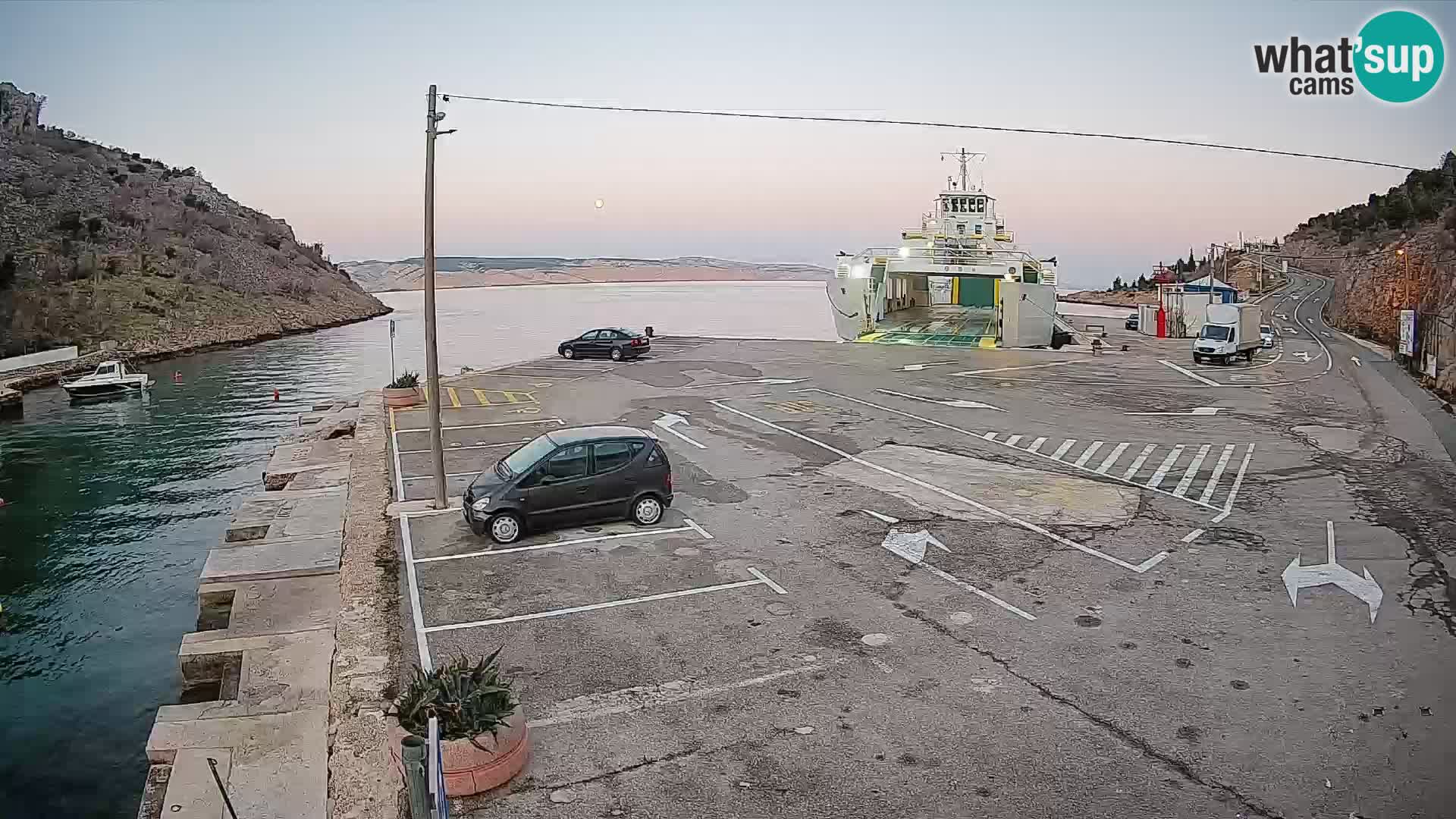 Spletna kamera trajektno pristanišče Prizna – proti otoku Pag