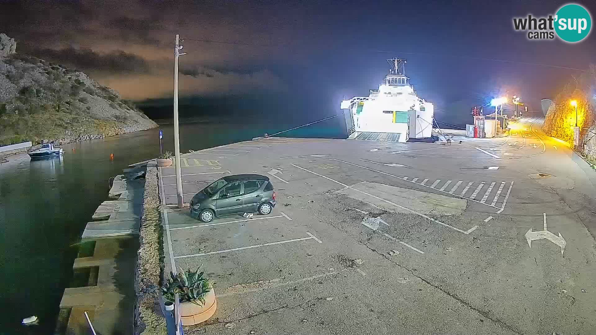 Spletna kamera trajektno pristanišče Prizna – proti otoku Pag