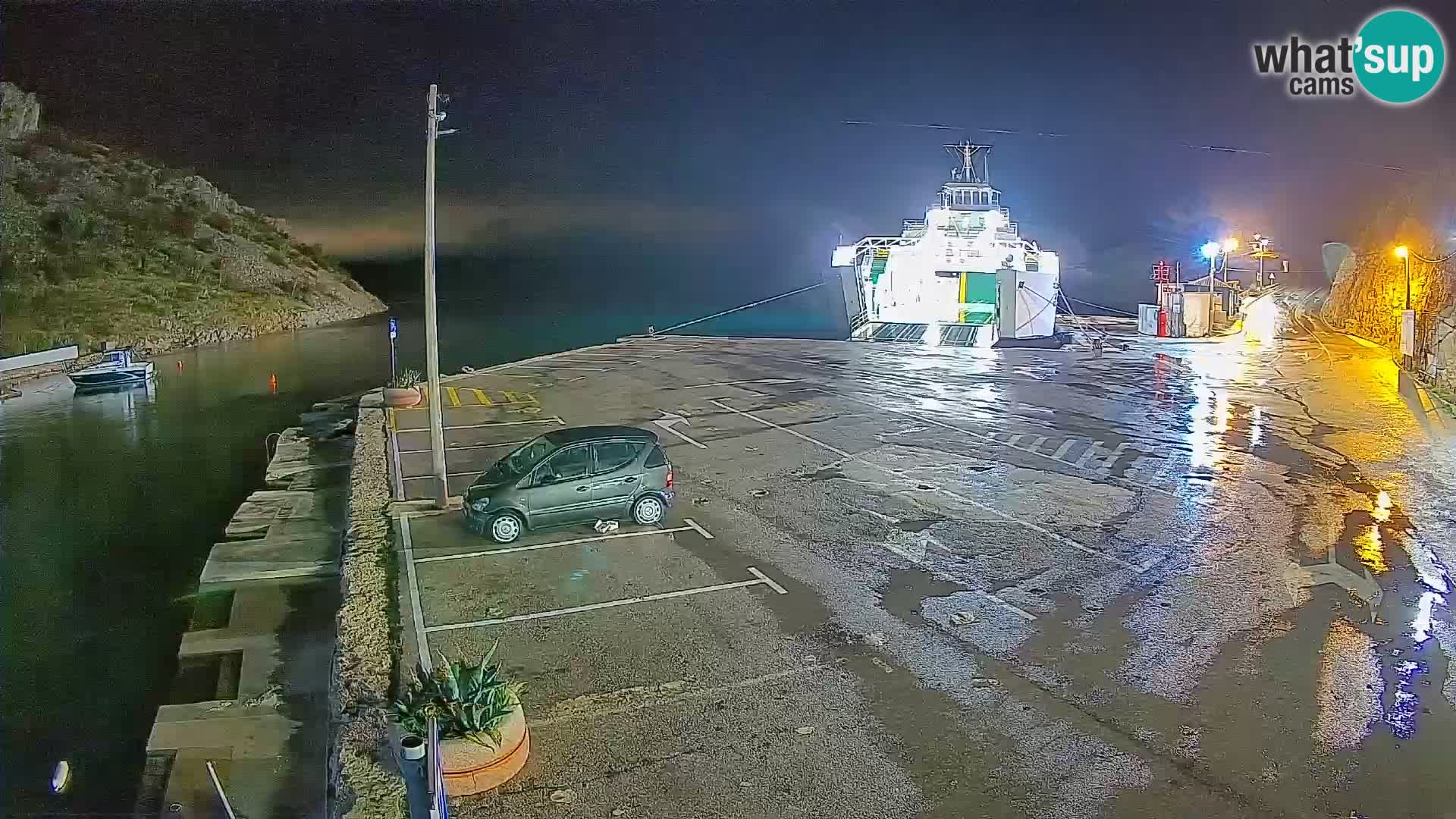 Spletna kamera trajektno pristanišče Prizna – proti otoku Pag