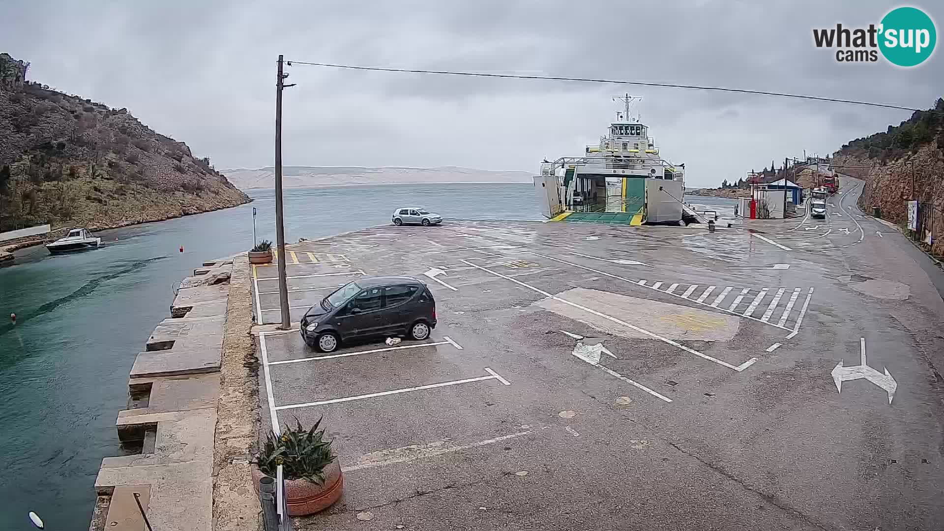 Spletna kamera trajektno pristanišče Prizna – proti otoku Pag