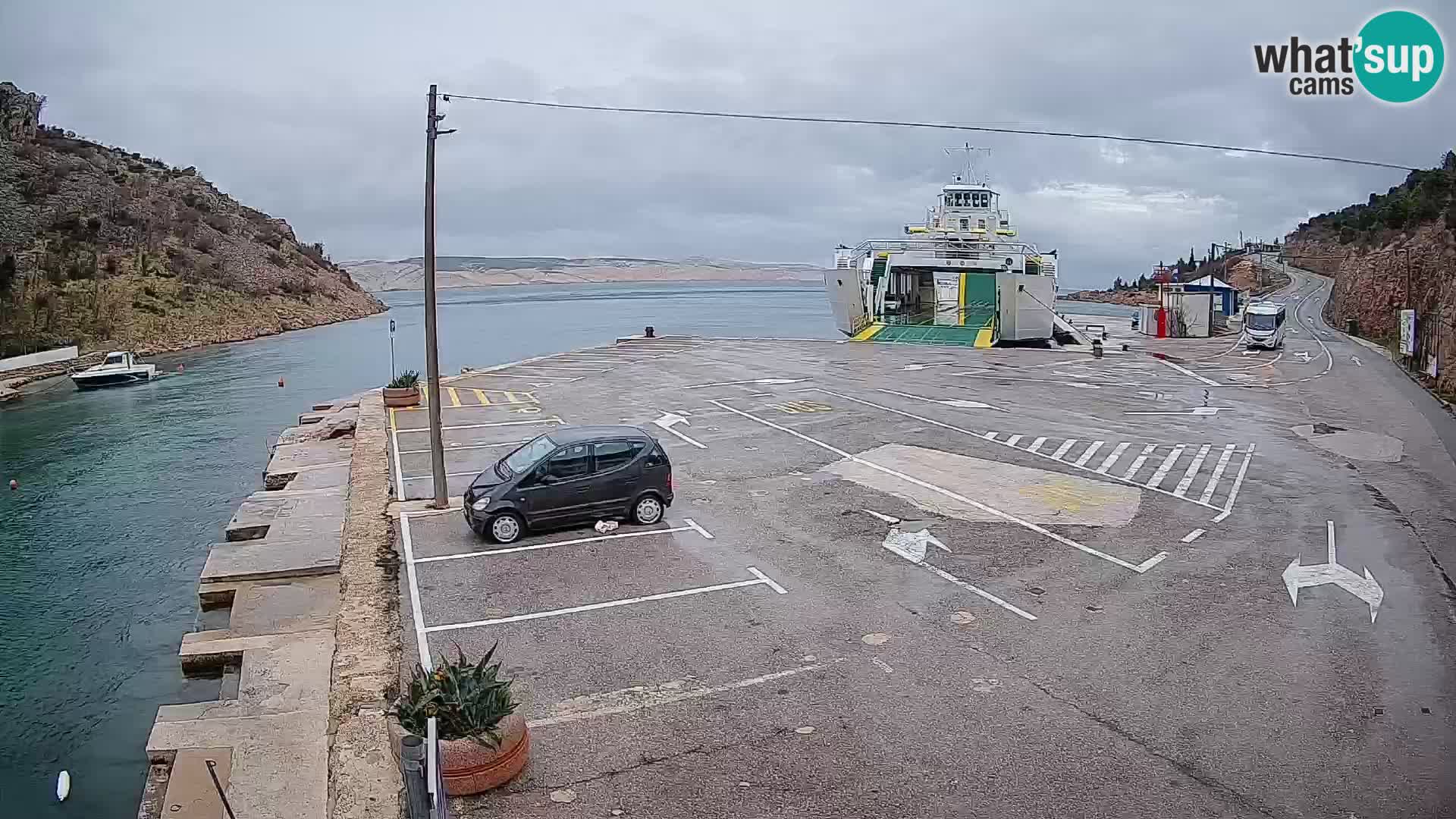 Spletna kamera trajektno pristanišče Prizna – proti otoku Pag