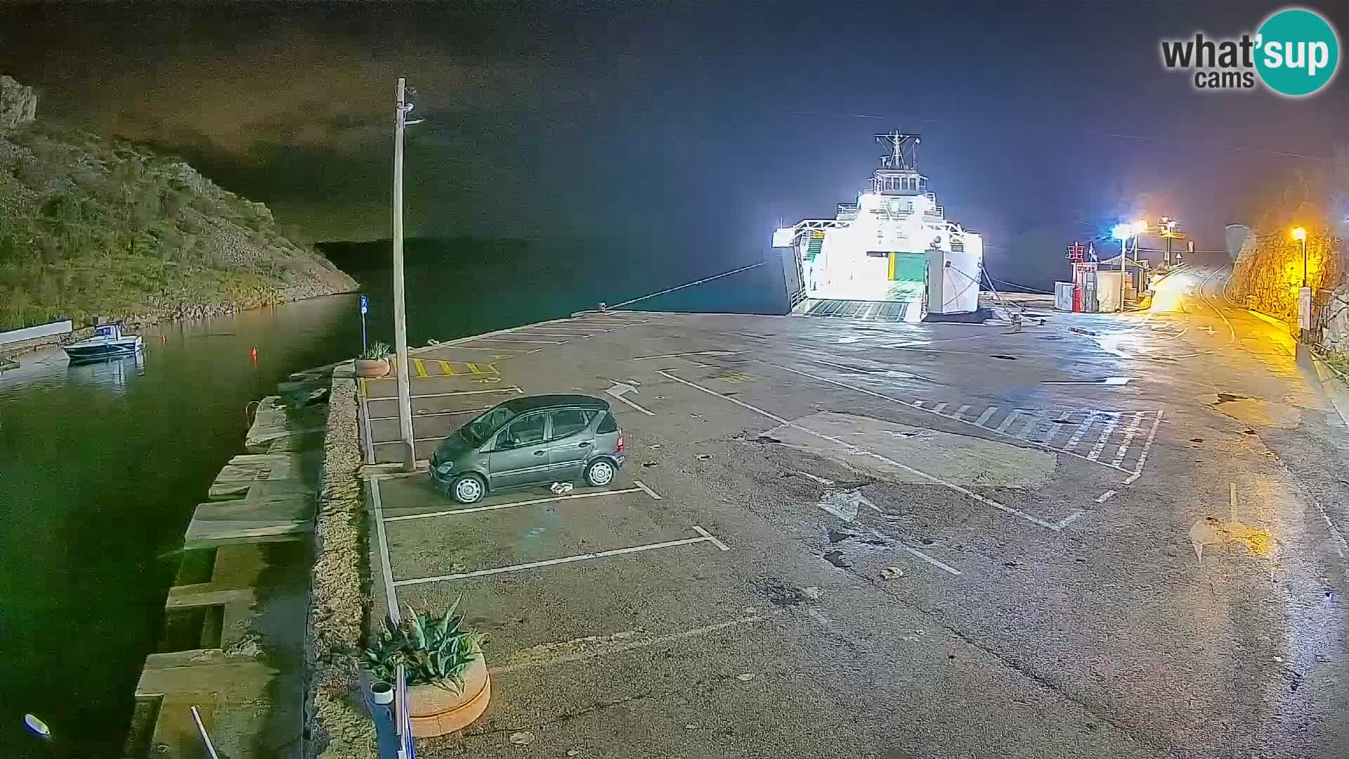 Spletna kamera trajektno pristanišče Prizna – proti otoku Pag