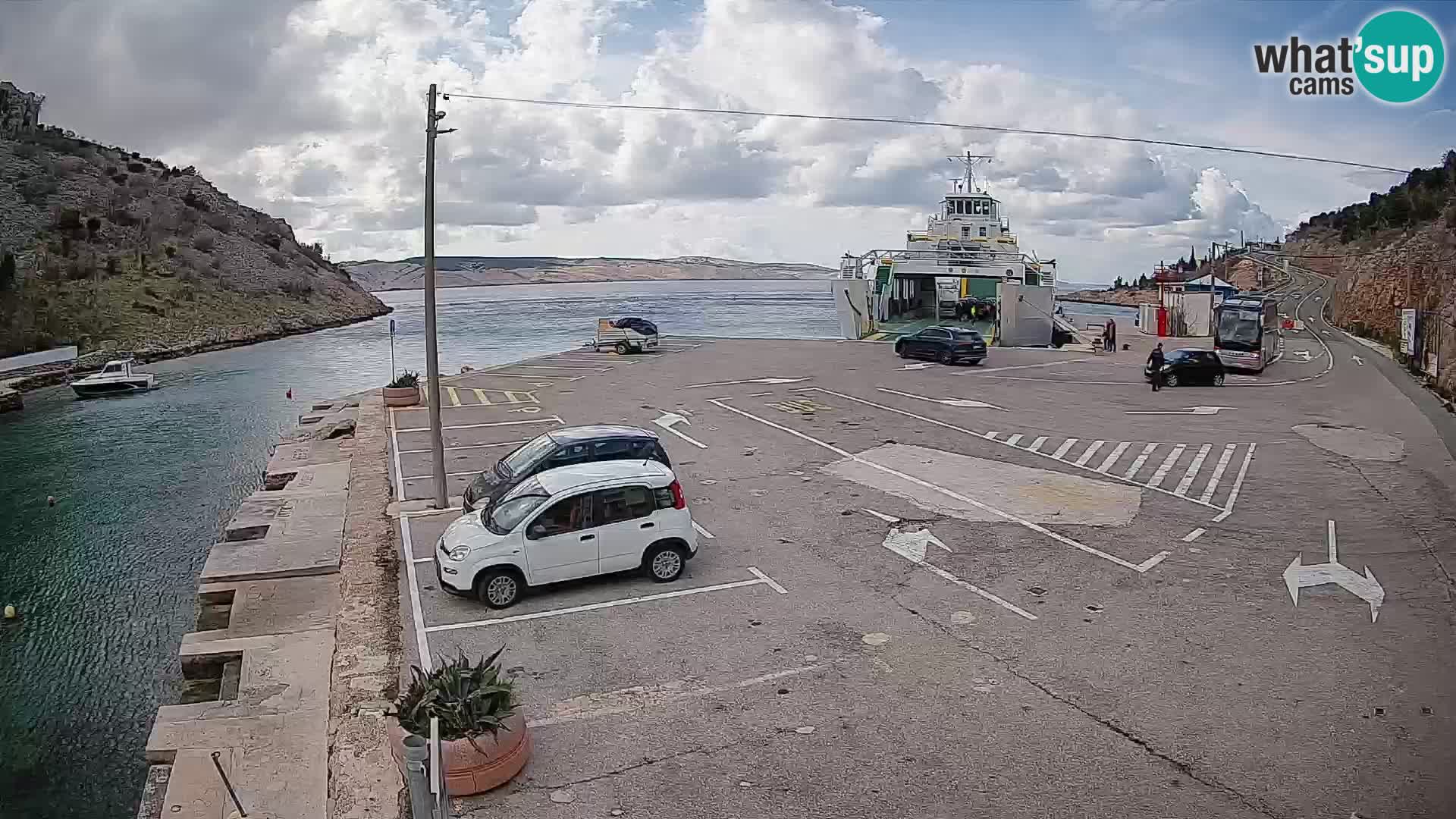 Spletna kamera trajektno pristanišče Prizna – proti otoku Pag