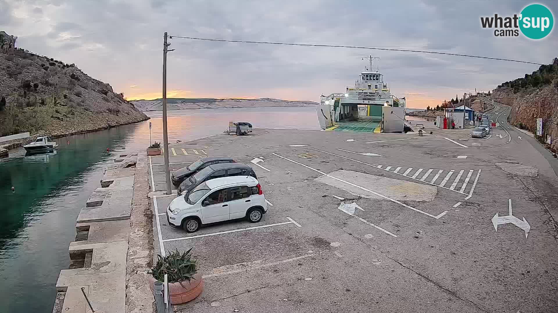 Webcam del puerto de ferris de Prizna – hacia la isla de Pag