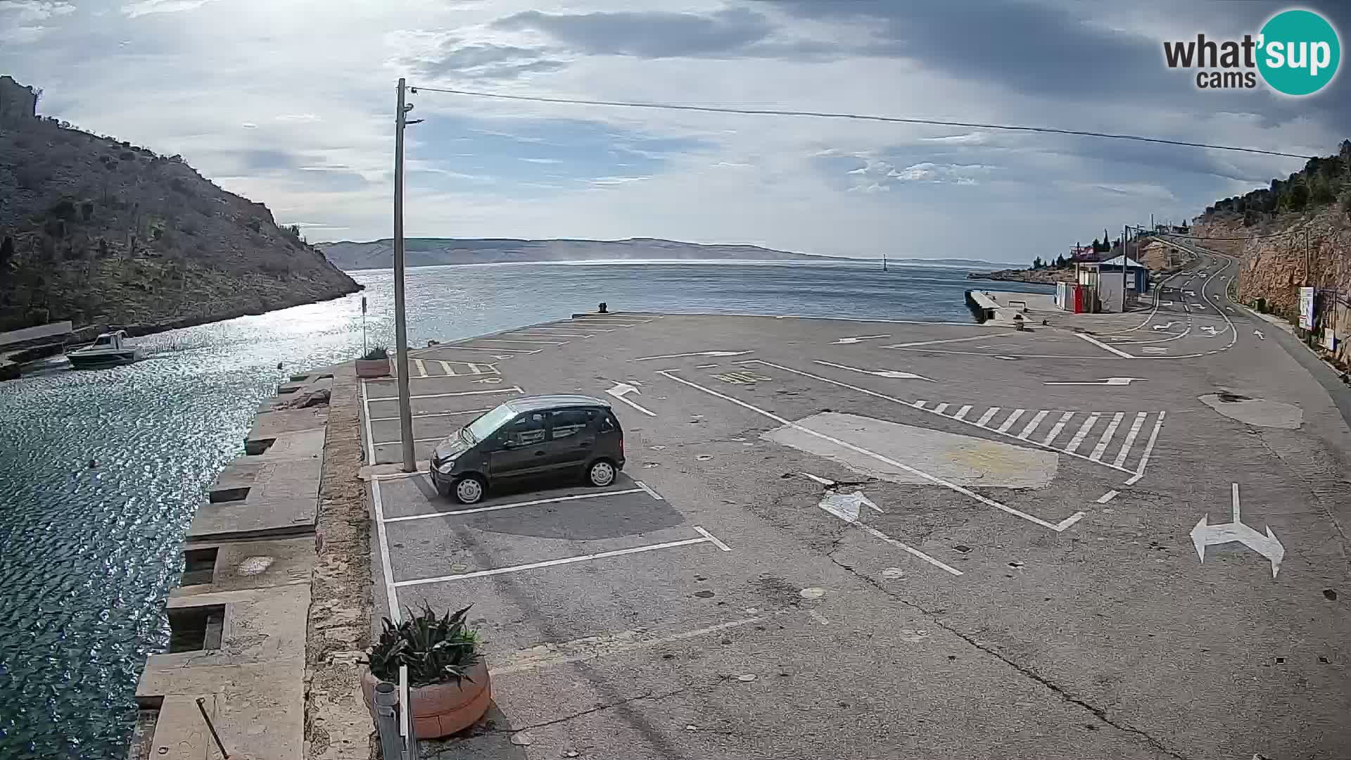 Spletna kamera trajektno pristanišče Prizna – proti otoku Pag