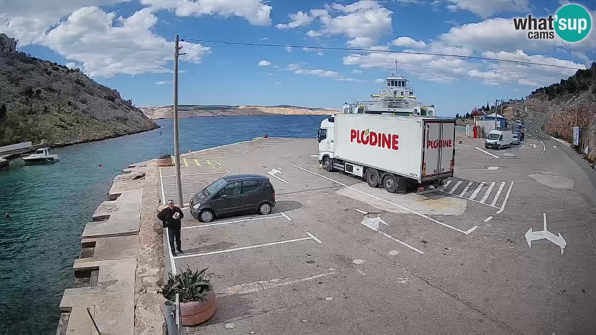 Spletna kamera trajektno pristanišče Prizna – proti otoku Pag