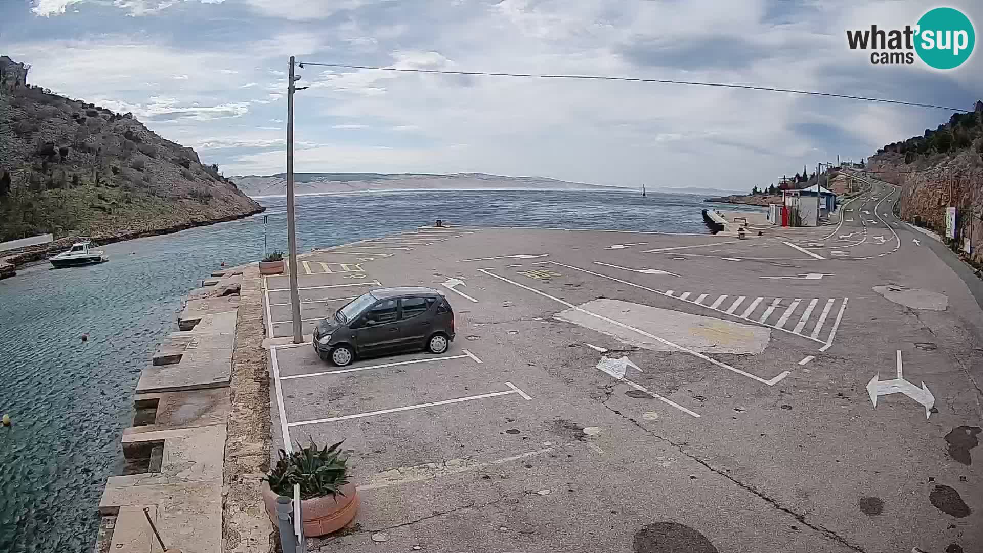 Spletna kamera trajektno pristanišče Prizna – proti otoku Pag