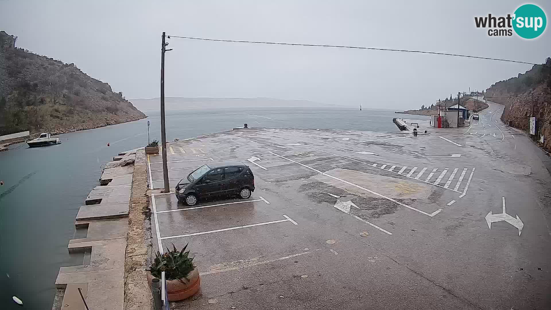 Spletna kamera trajektno pristanišče Prizna – proti otoku Pag