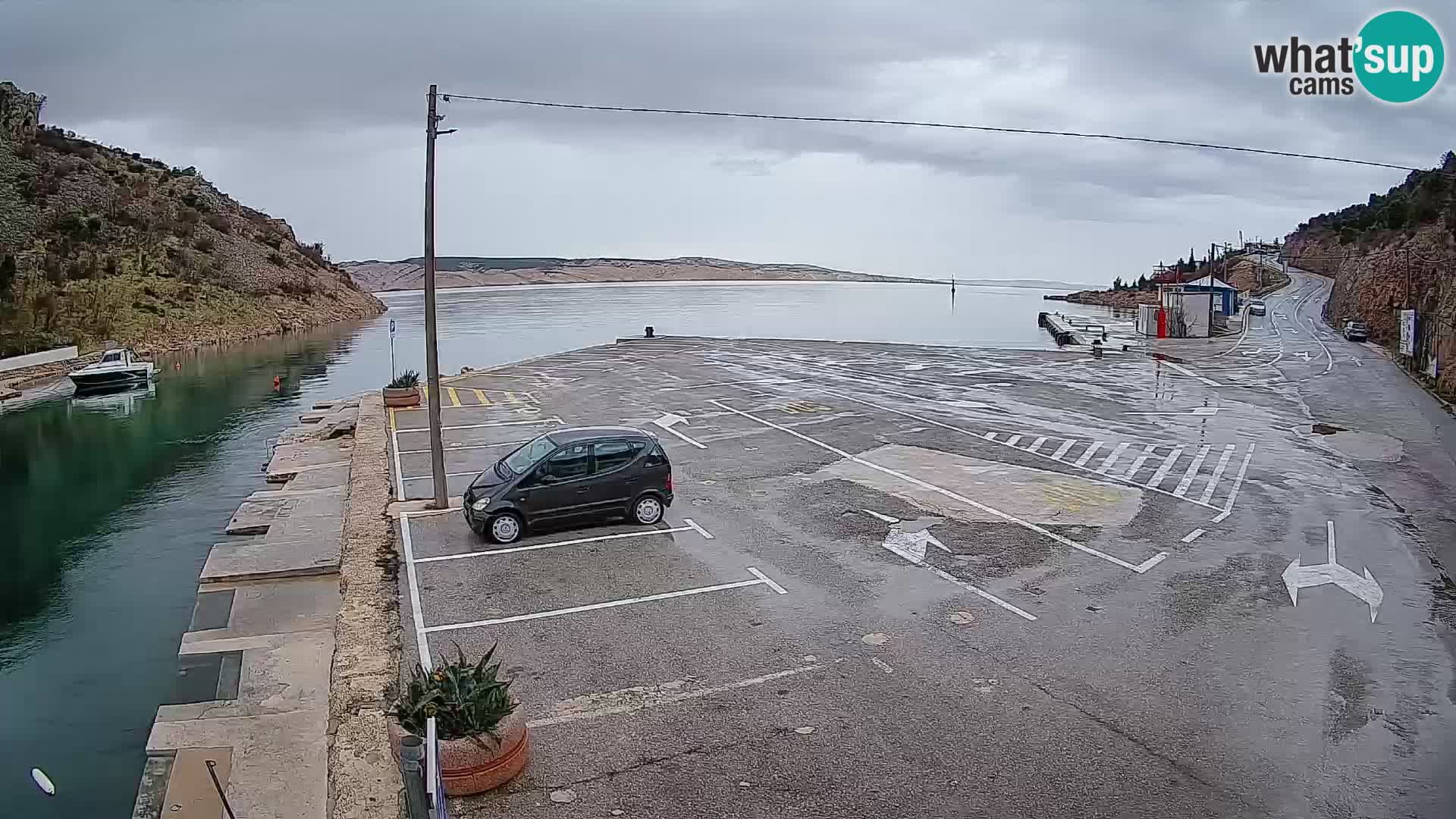 Spletna kamera trajektno pristanišče Prizna – proti otoku Pag