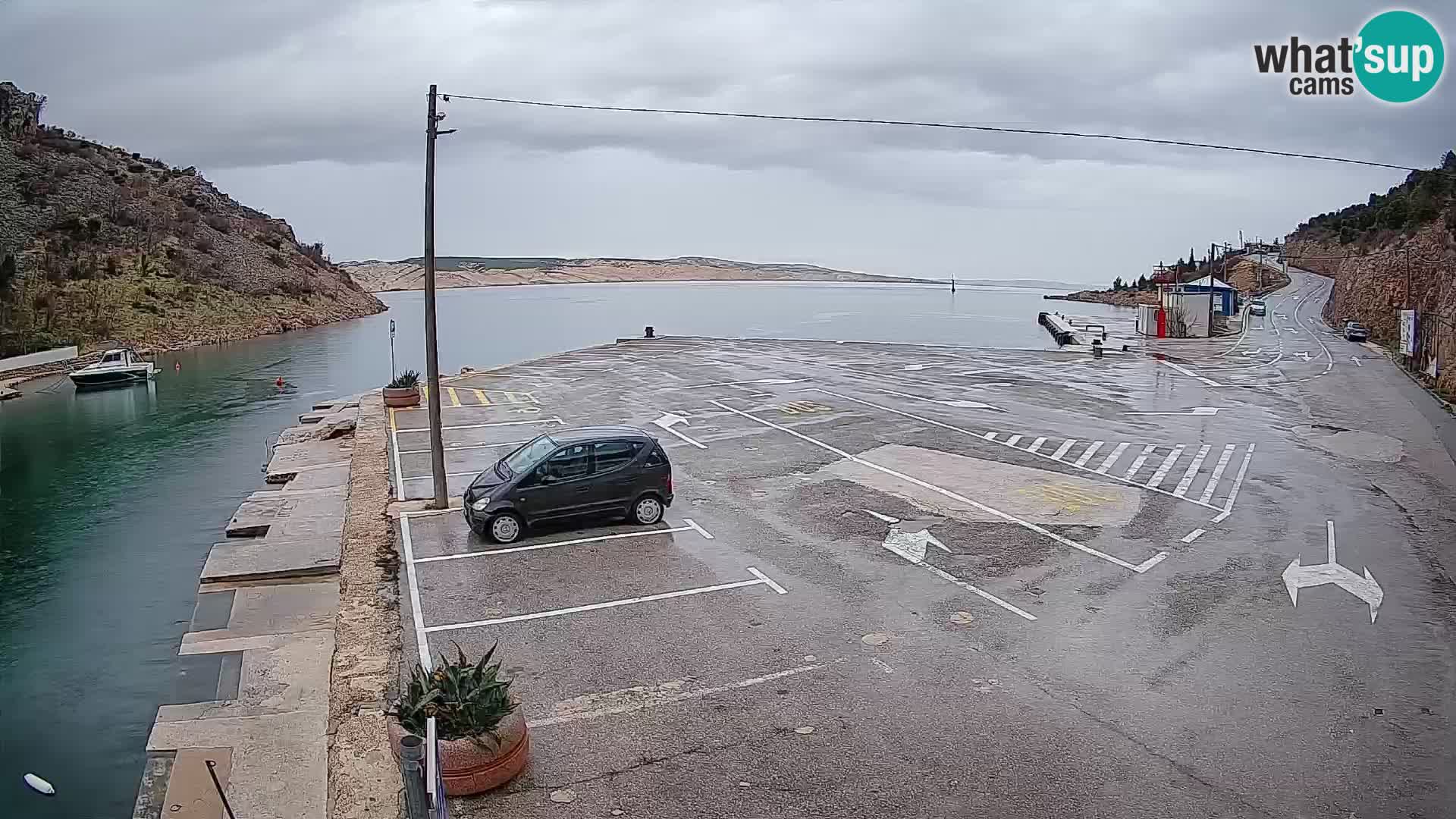 Spletna kamera trajektno pristanišče Prizna – proti otoku Pag