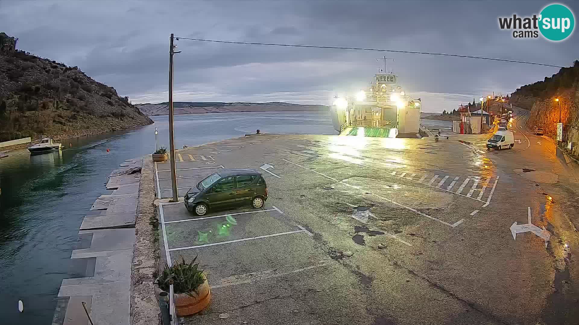 Spletna kamera trajektno pristanišče Prizna – proti otoku Pag
