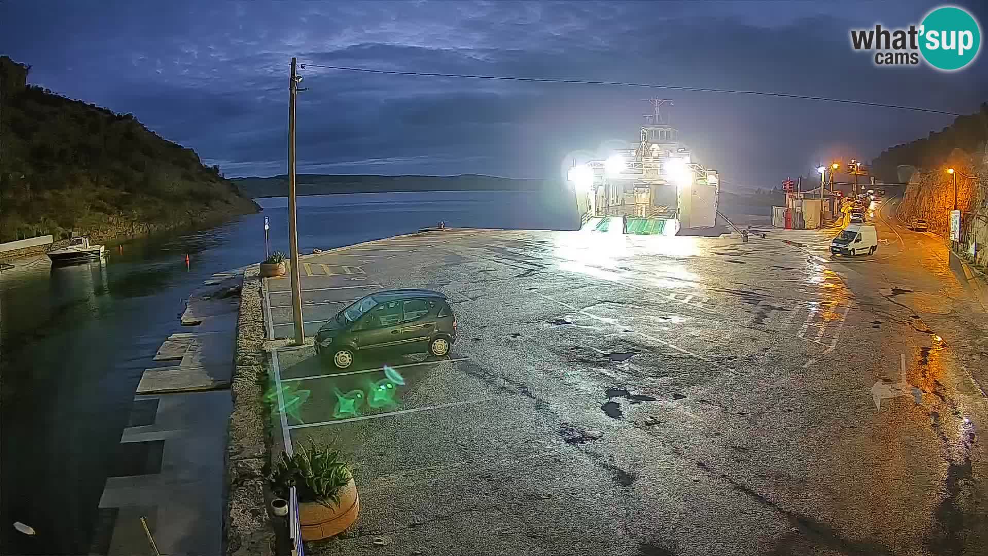 Spletna kamera trajektno pristanišče Prizna – proti otoku Pag