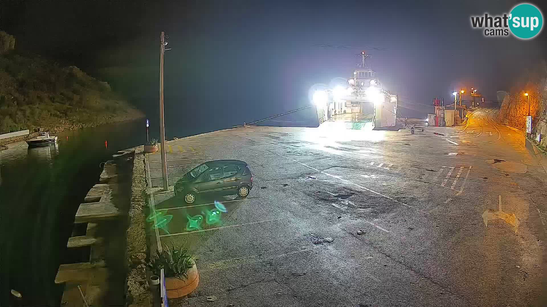 Spletna kamera trajektno pristanišče Prizna – proti otoku Pag